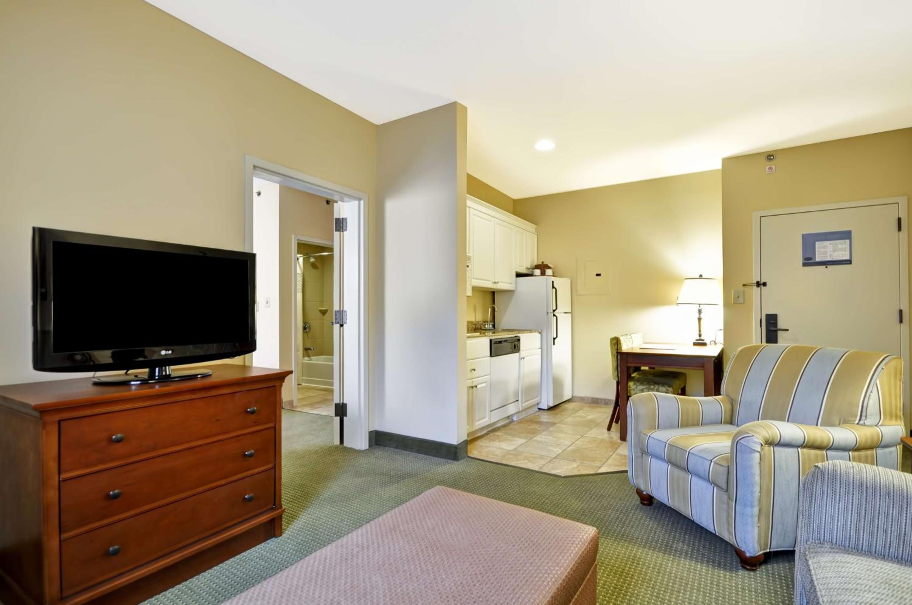 King Room with King Bed - Non-Smoking - Photo 5