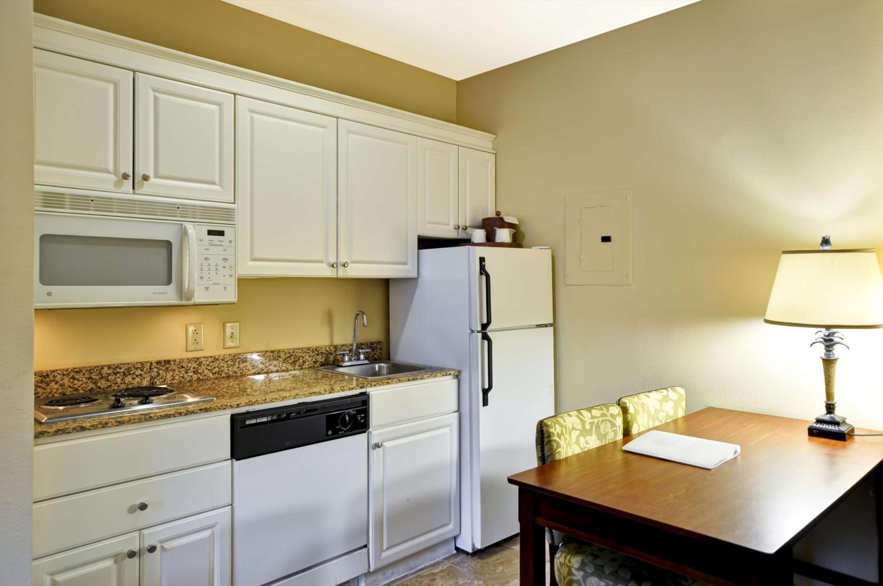 One-Bedroom Suite with Two Queen Beds and Kitchen - Non-Smoking - Photo 6