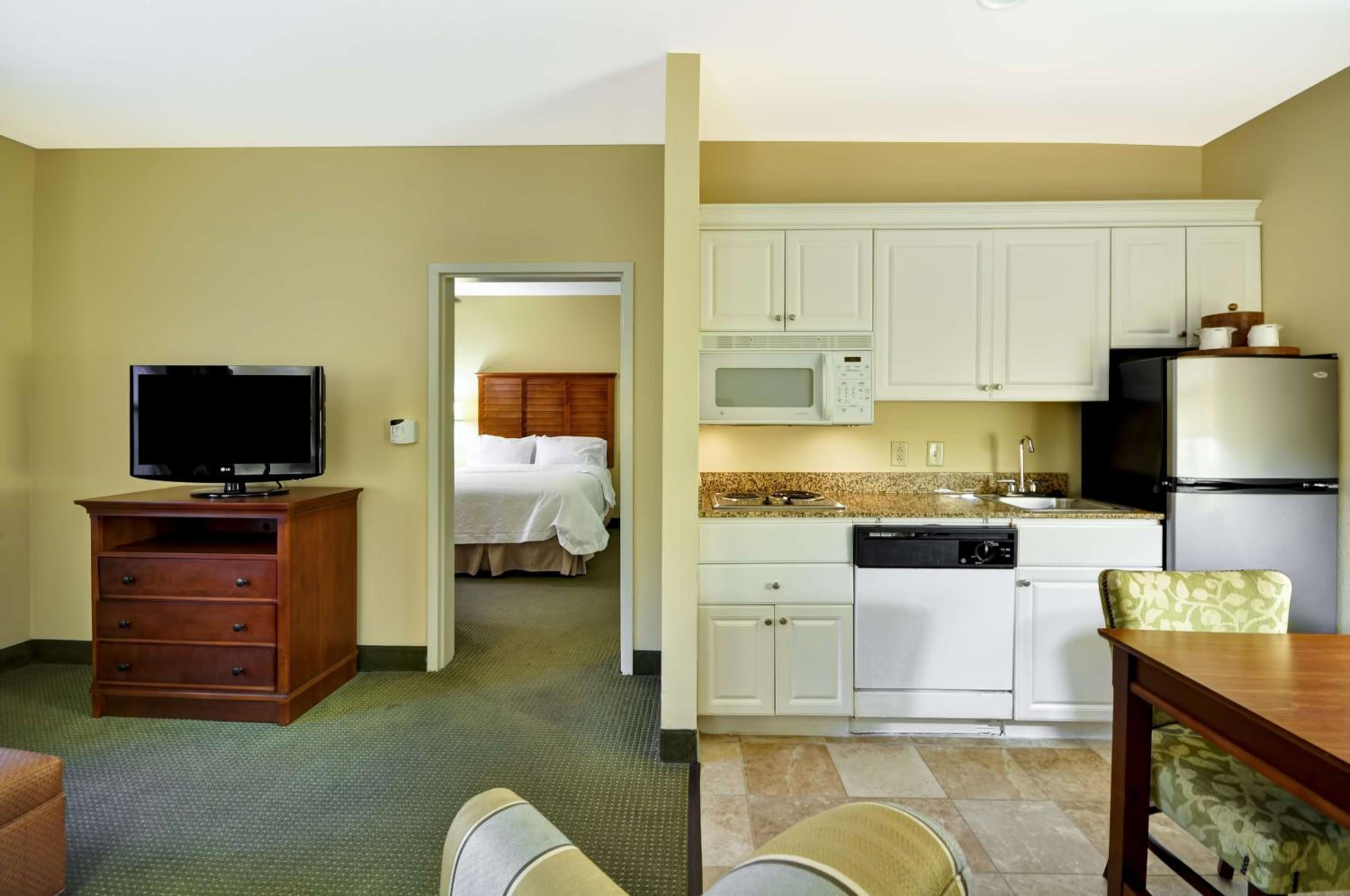 One-Bedroom Suite with Two Queen Beds and Kitchen - Non-Smoking - Photo 2