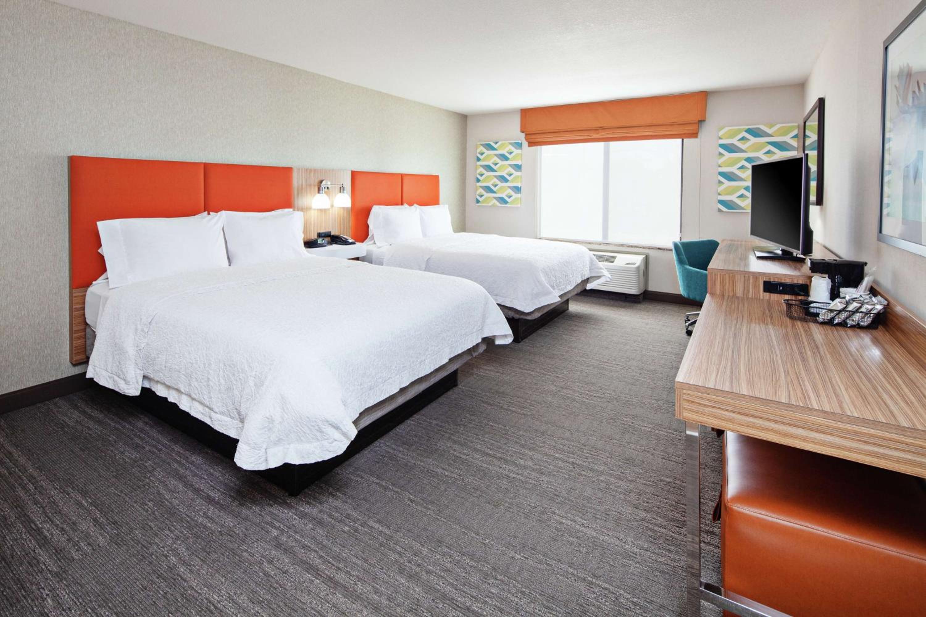 Room with Two Queen Beds - Non-Smoking - Photo 3