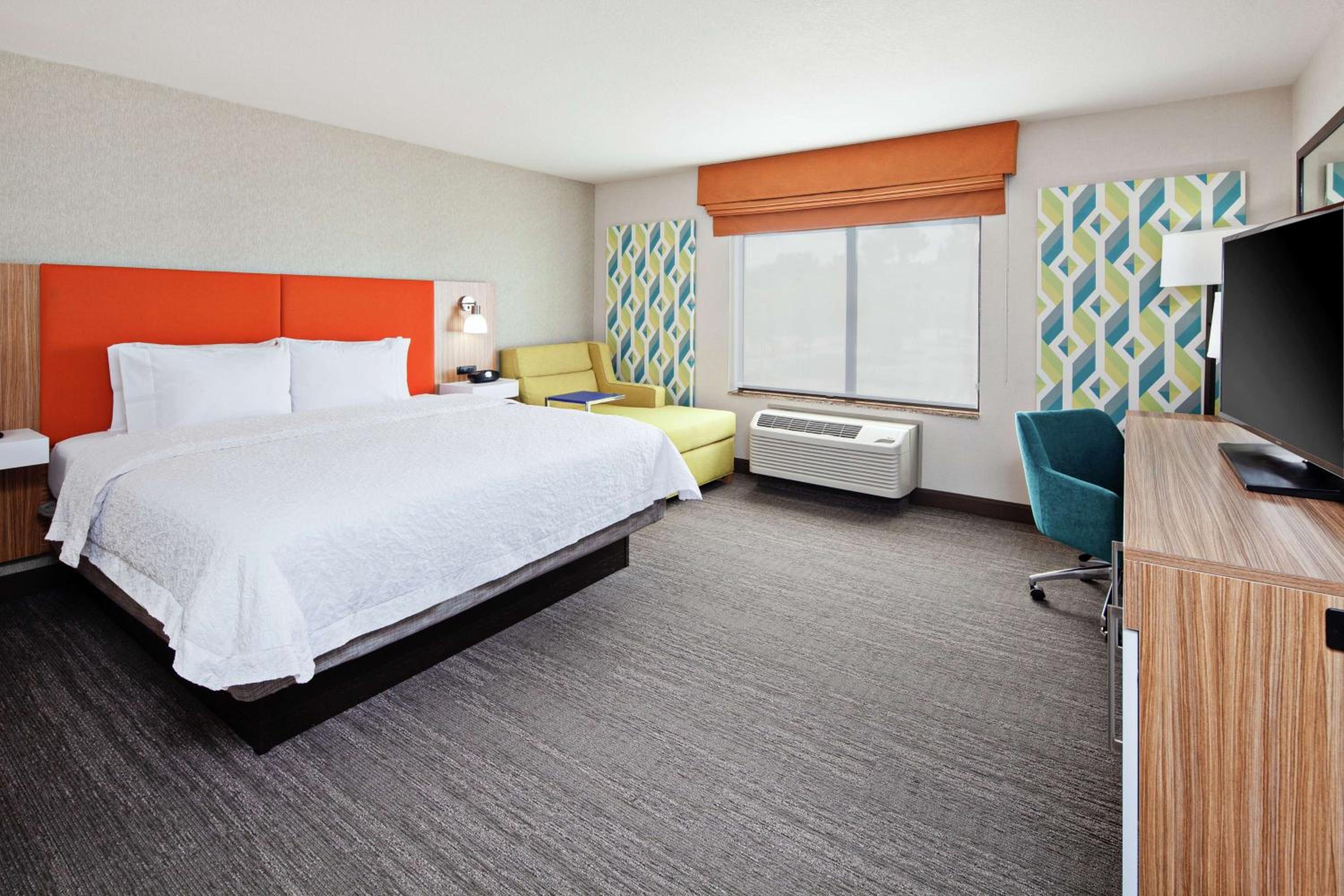 King Room with King Bed - Non-Smoking - Photo 5