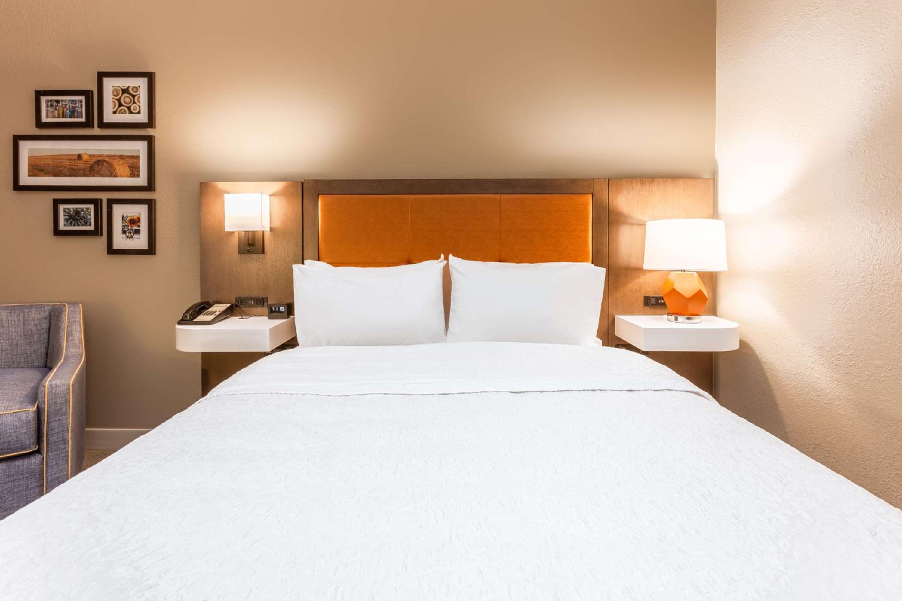 King Room with King Bed - Non-Smoking