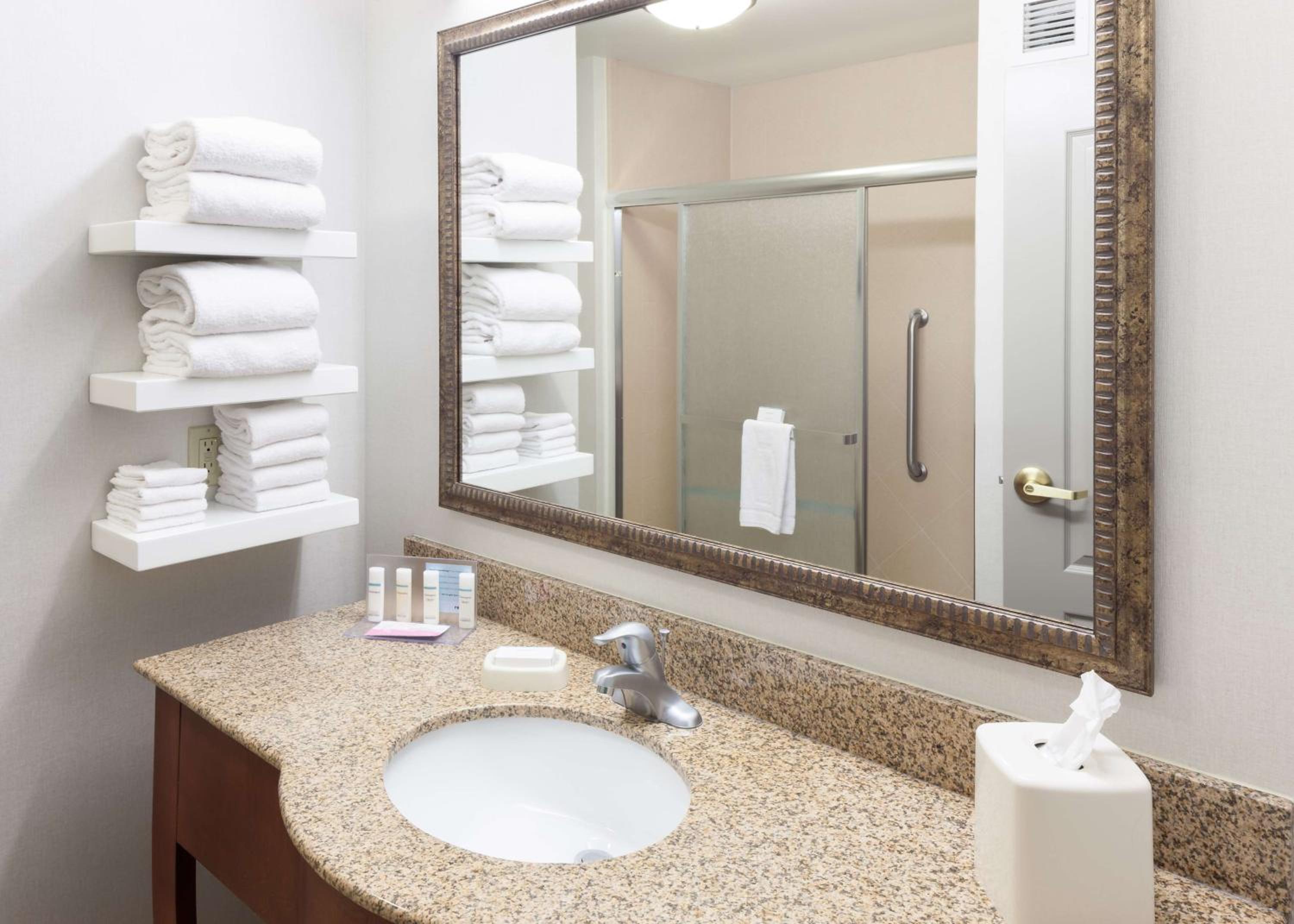 King Room with Shower - Non-Smoking - Photo 4