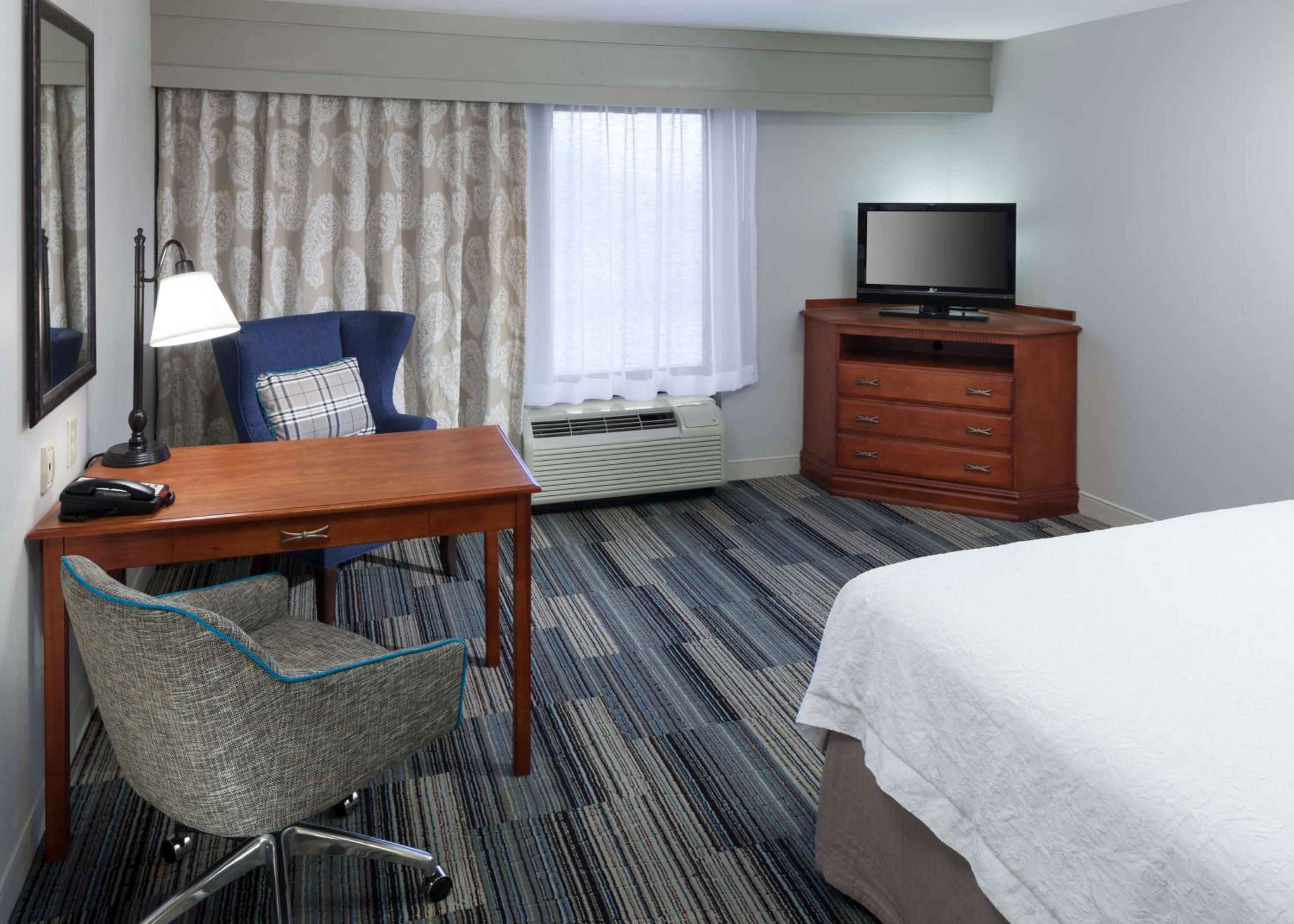 King Room with Accessible Tub - Mobility and Hearing Access/Non-Smoking - Photo 3