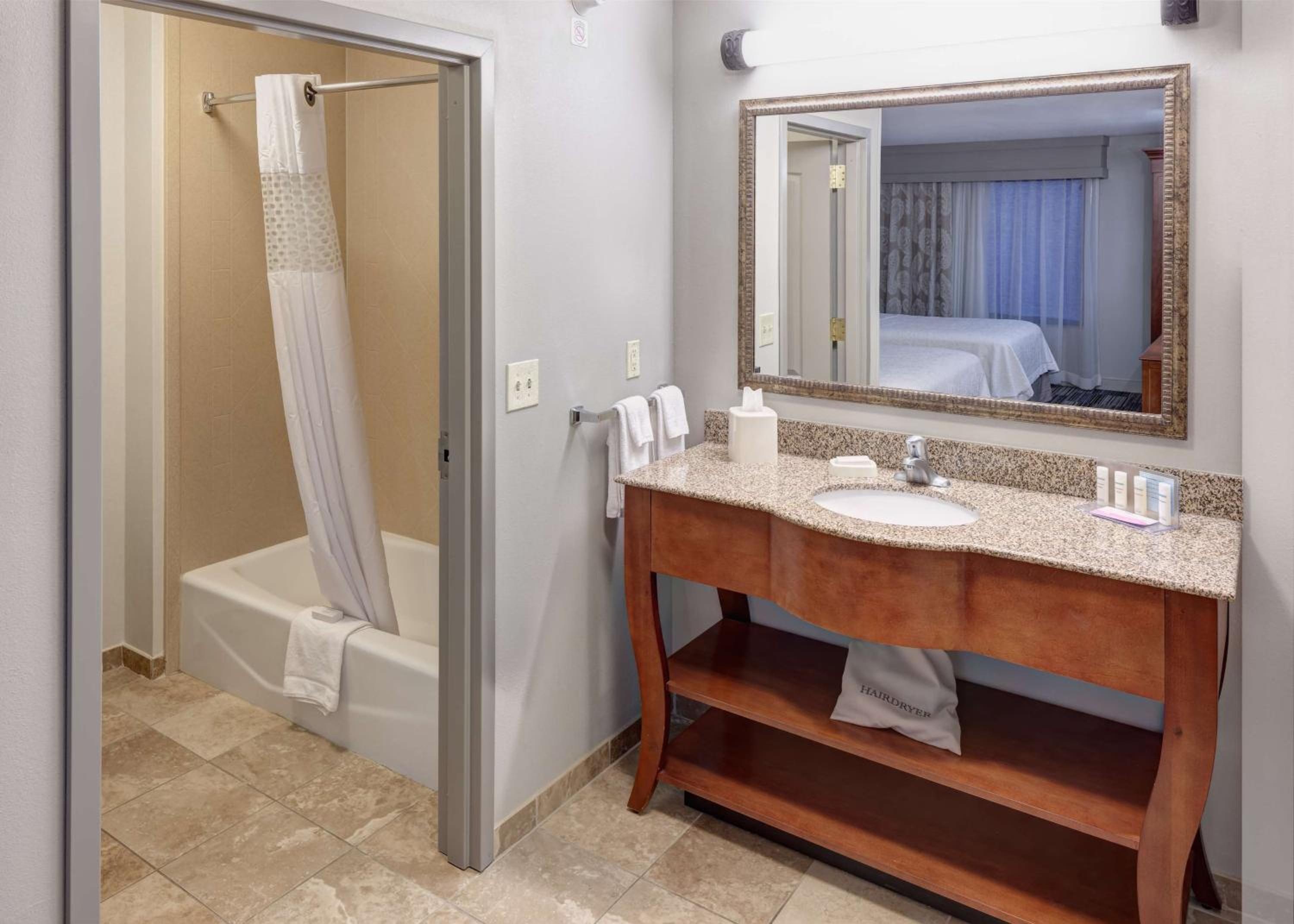 Queen Studio Suite with Two Queen Beds and Sofa Bed - Non-Smoking - Photo 2