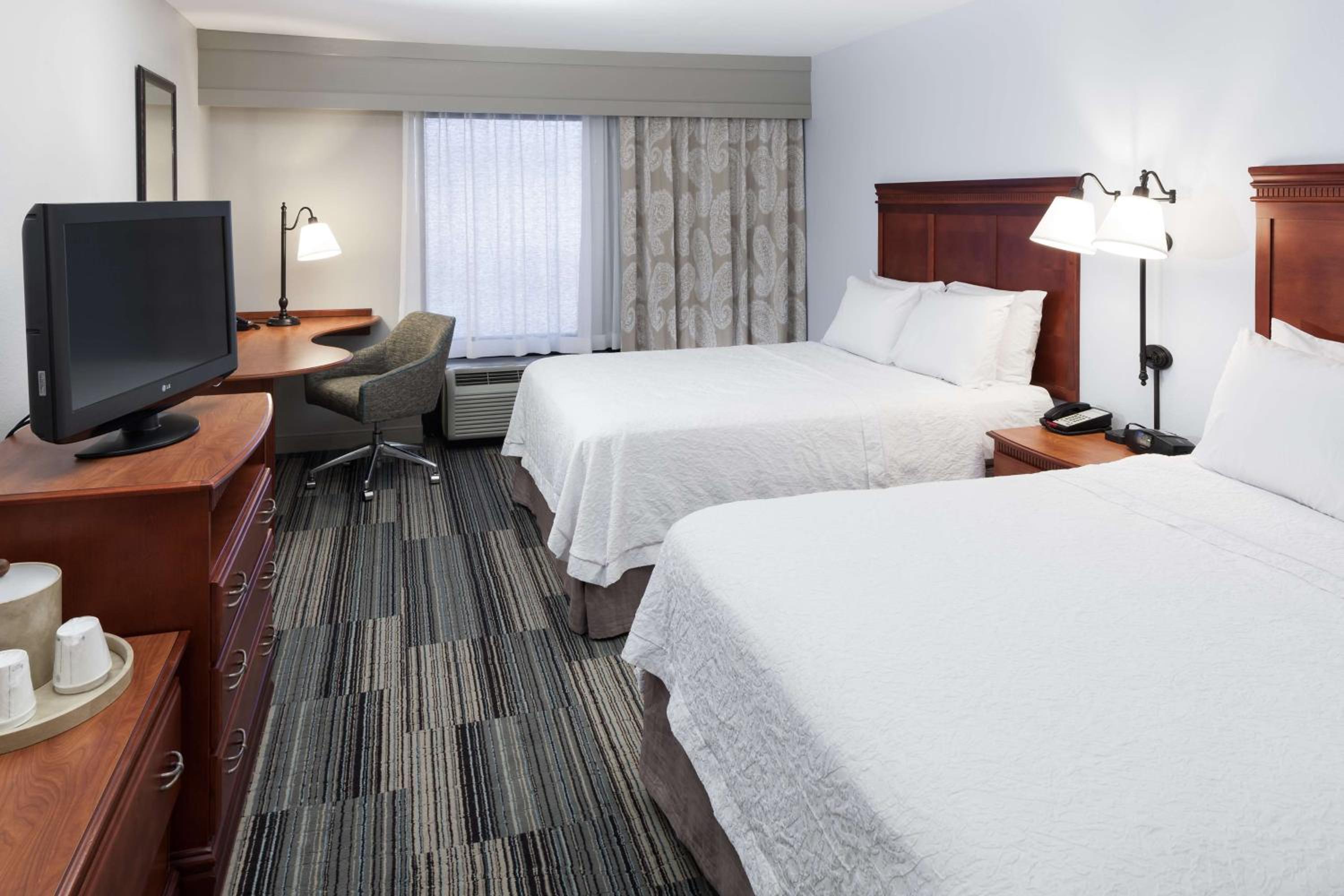 Room with Two Queen Beds - Non-Smoking - Photo 3