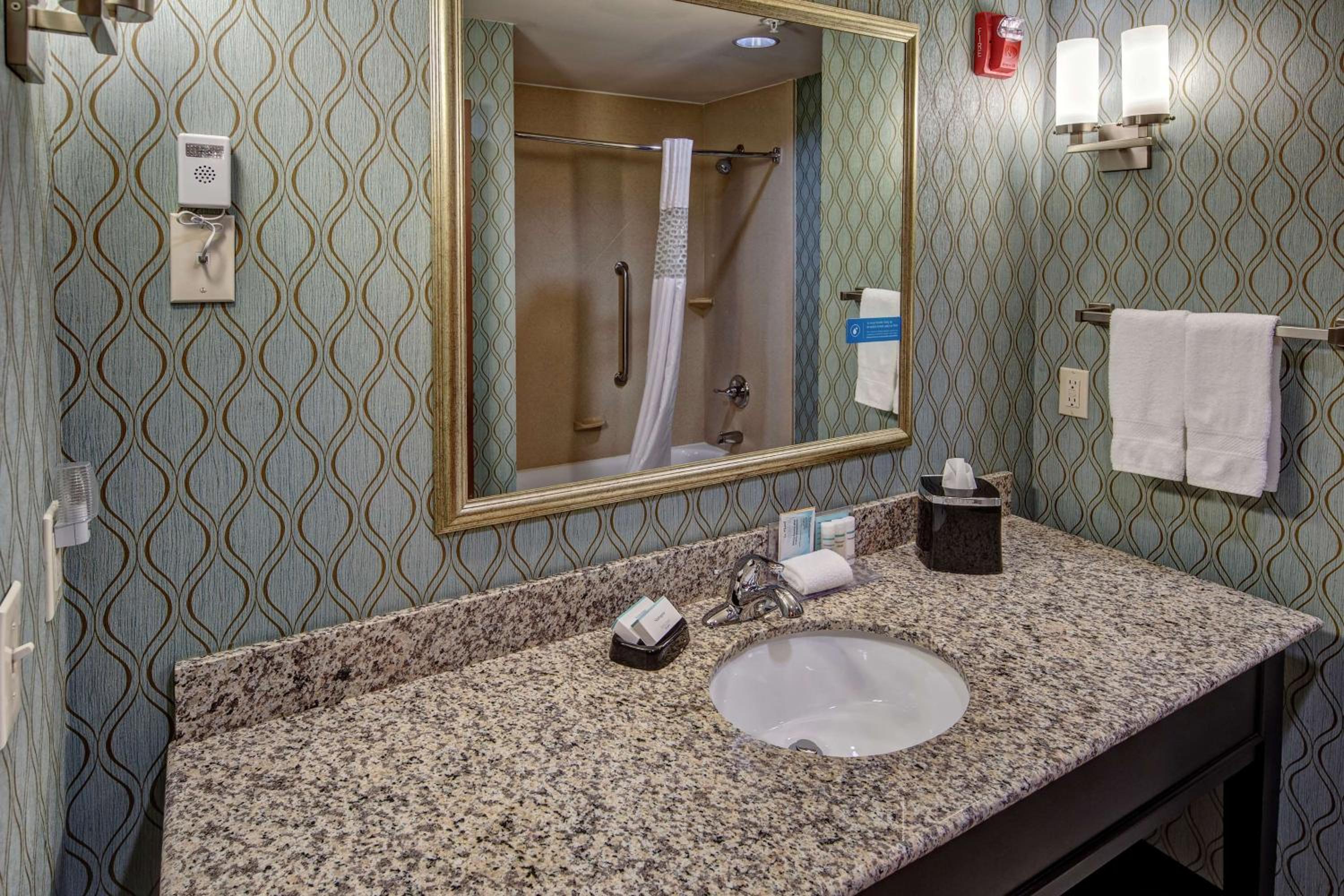 King Room - Hearing Access/Non-Smoking photo 2