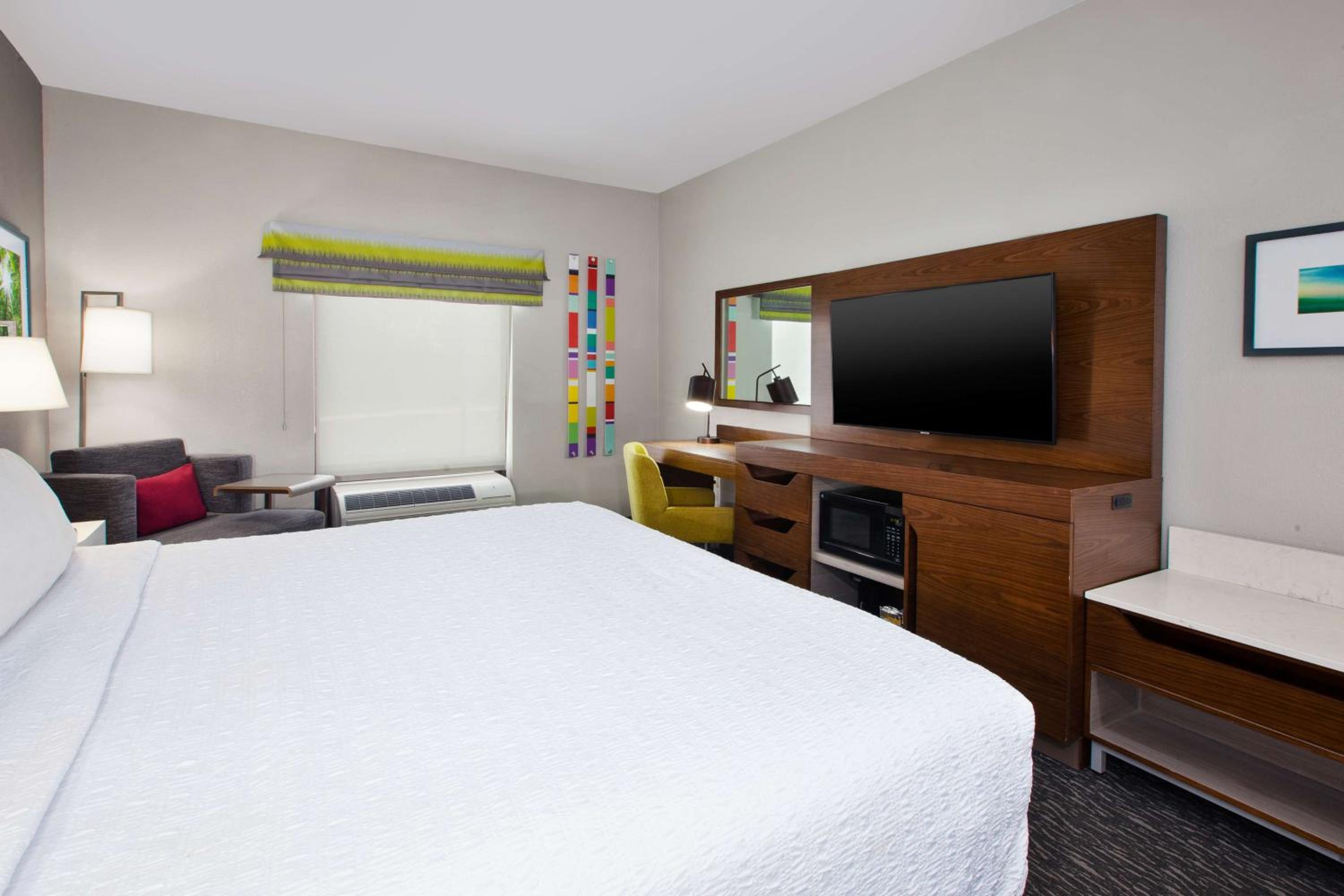 King Room with Roll-In Shower - Mobility and Hearing Access/Non-Smoking - Photo 3