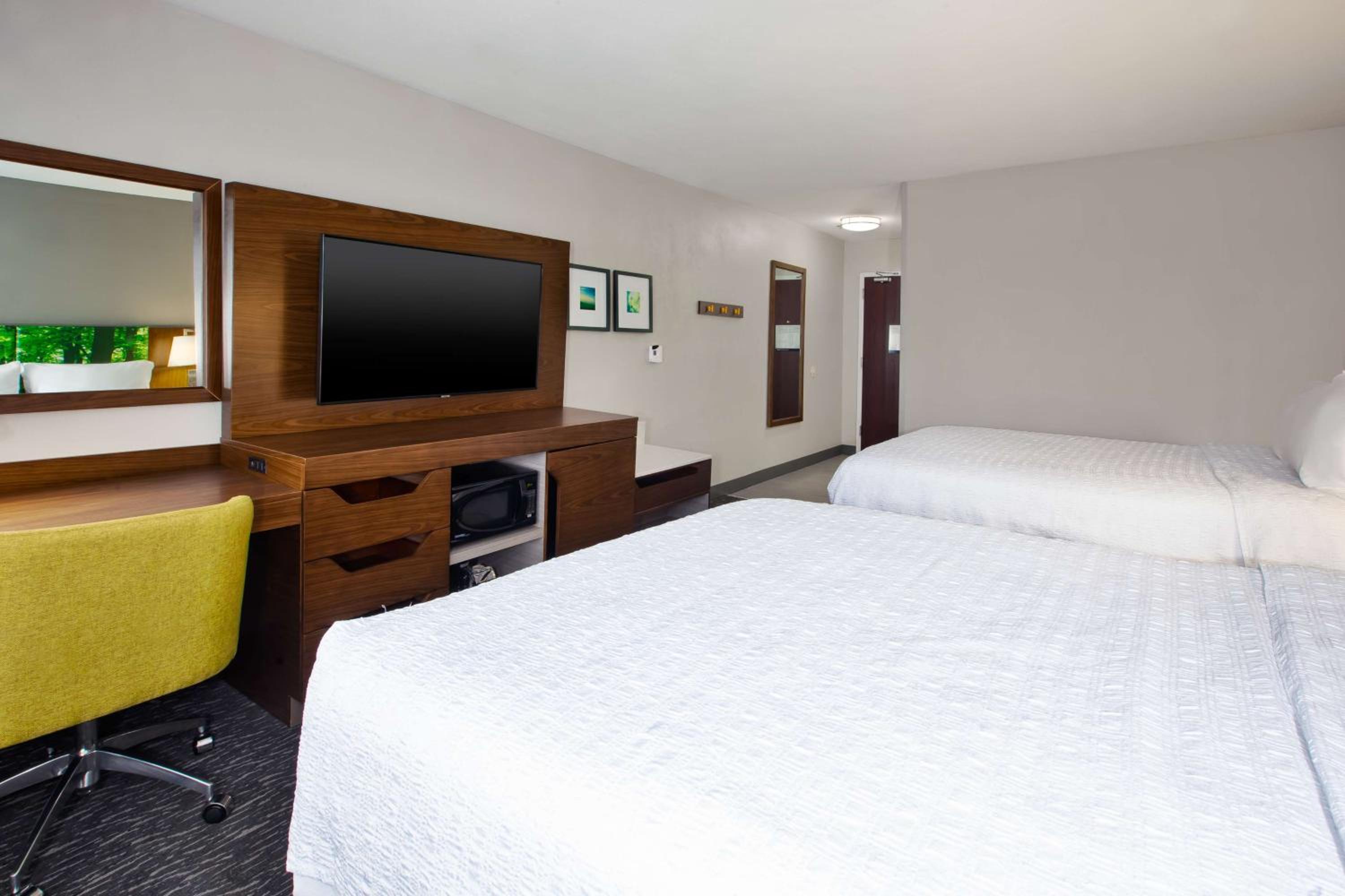 Room with Two Queen Beds - Non-Smoking - Photo 3