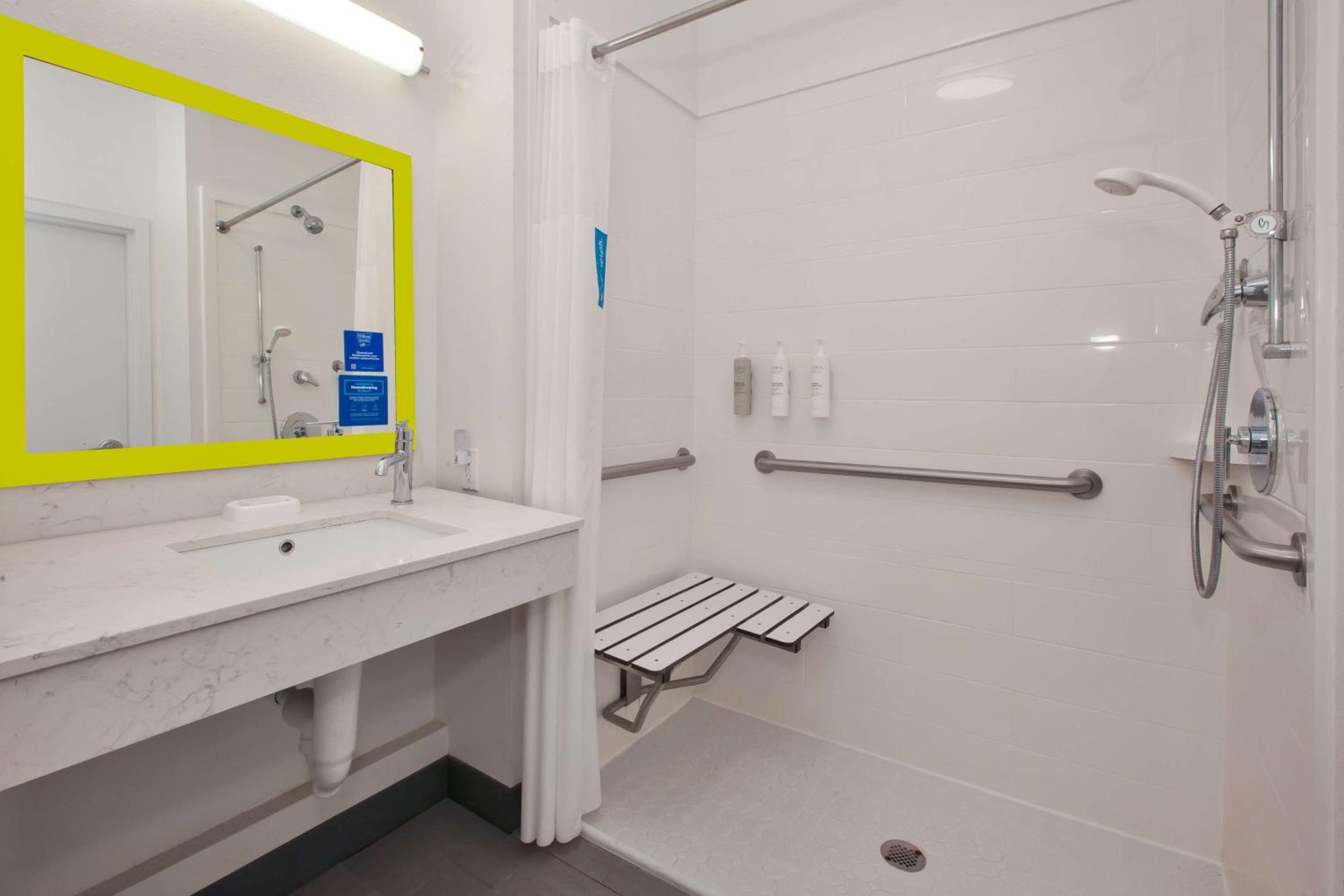 King Room with Roll-In Shower - Mobility and Hearing Access/Non-Smoking - Photo 2
