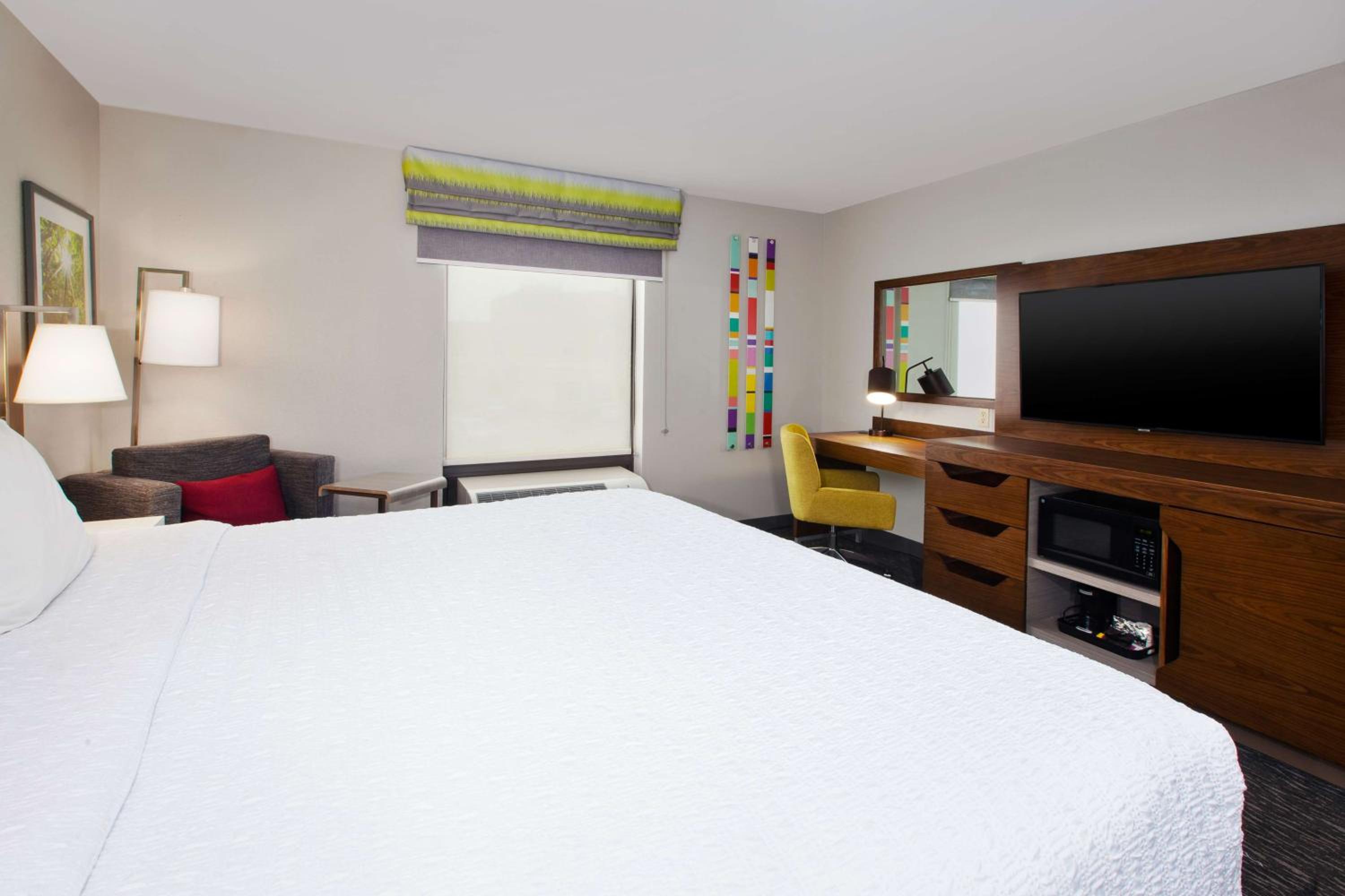 King Room with King Bed - Non-Smoking - Photo 2