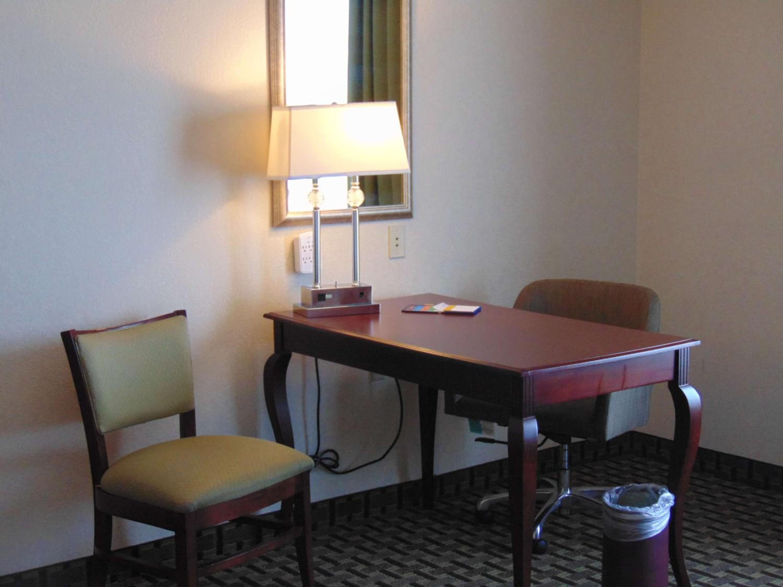 Deluxe King Room - Non-Smoking - Photo 3