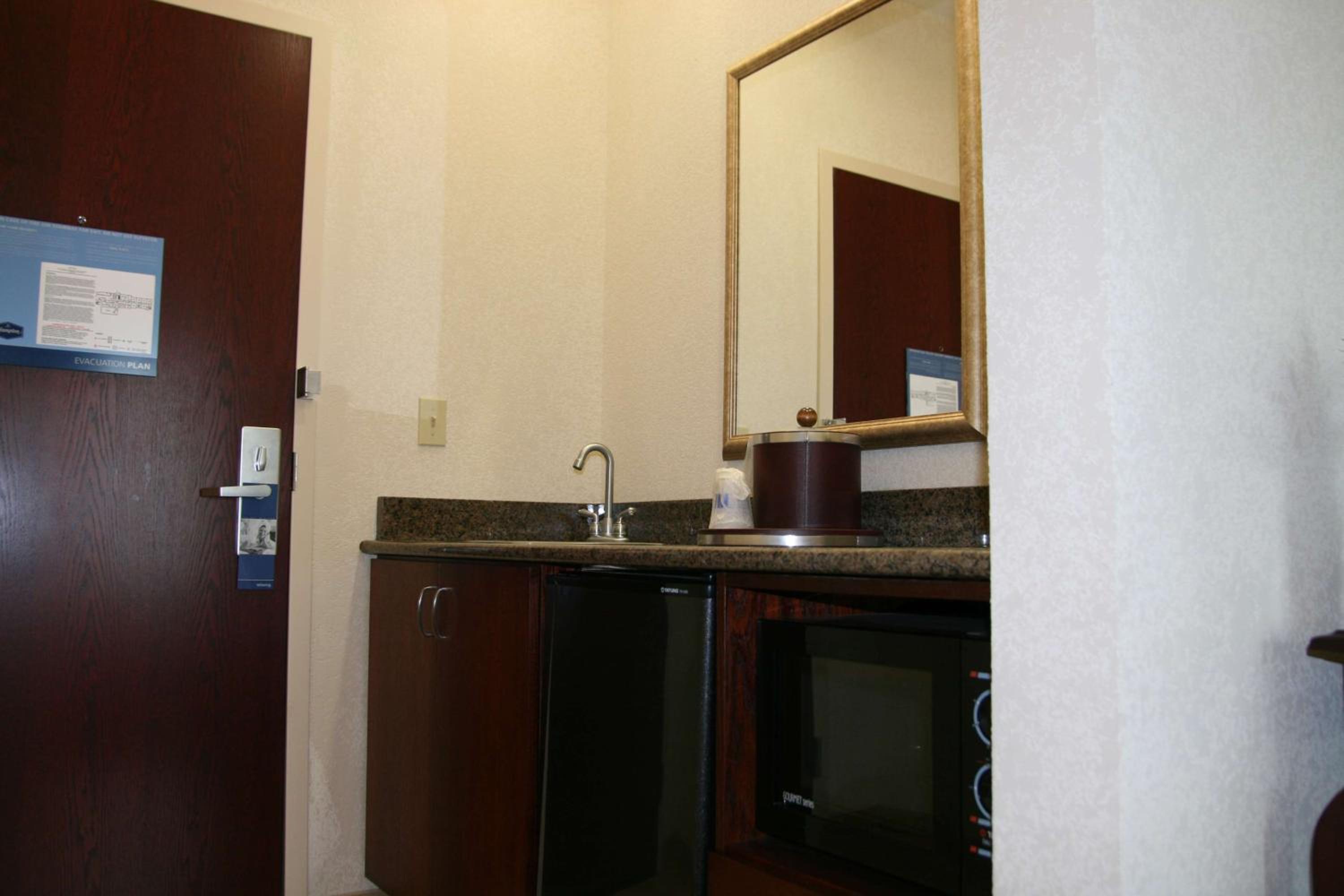King Studio Suite - Non-Smoking - Photo 3