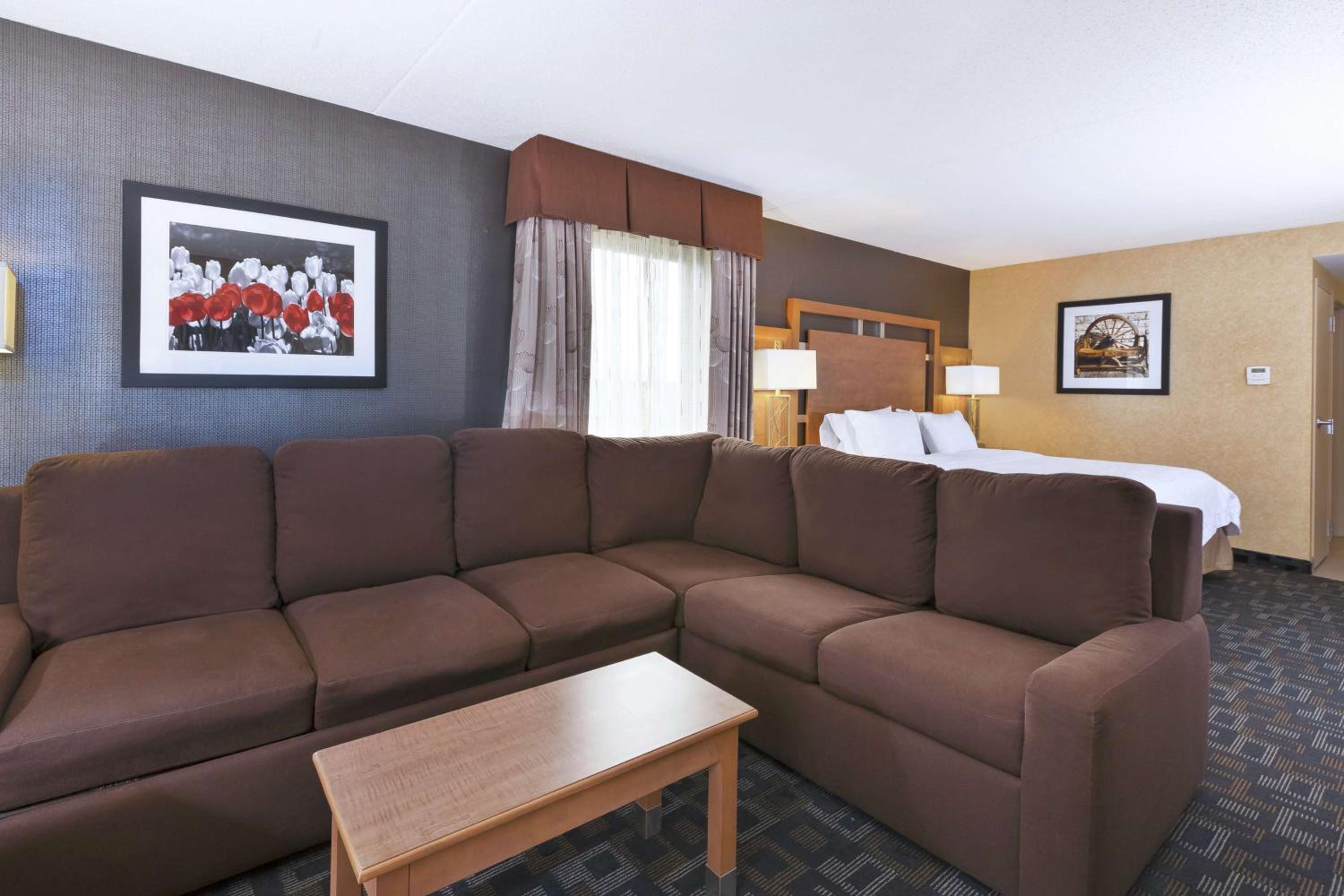 Deluxe King Room - Non-Smoking - Photo 5