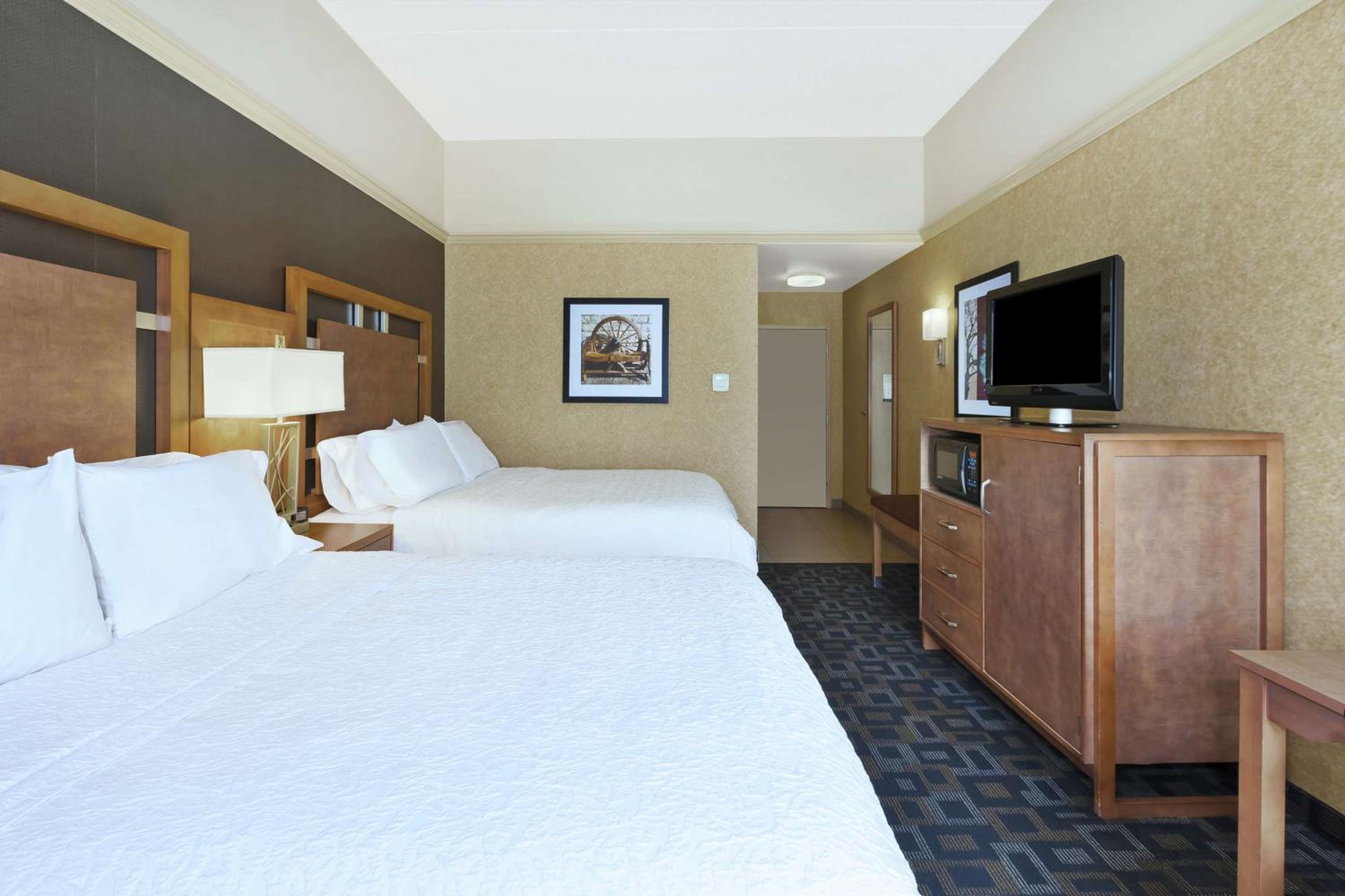 Queen Room with Two Queen Beds - Non-Smoking - Photo 2