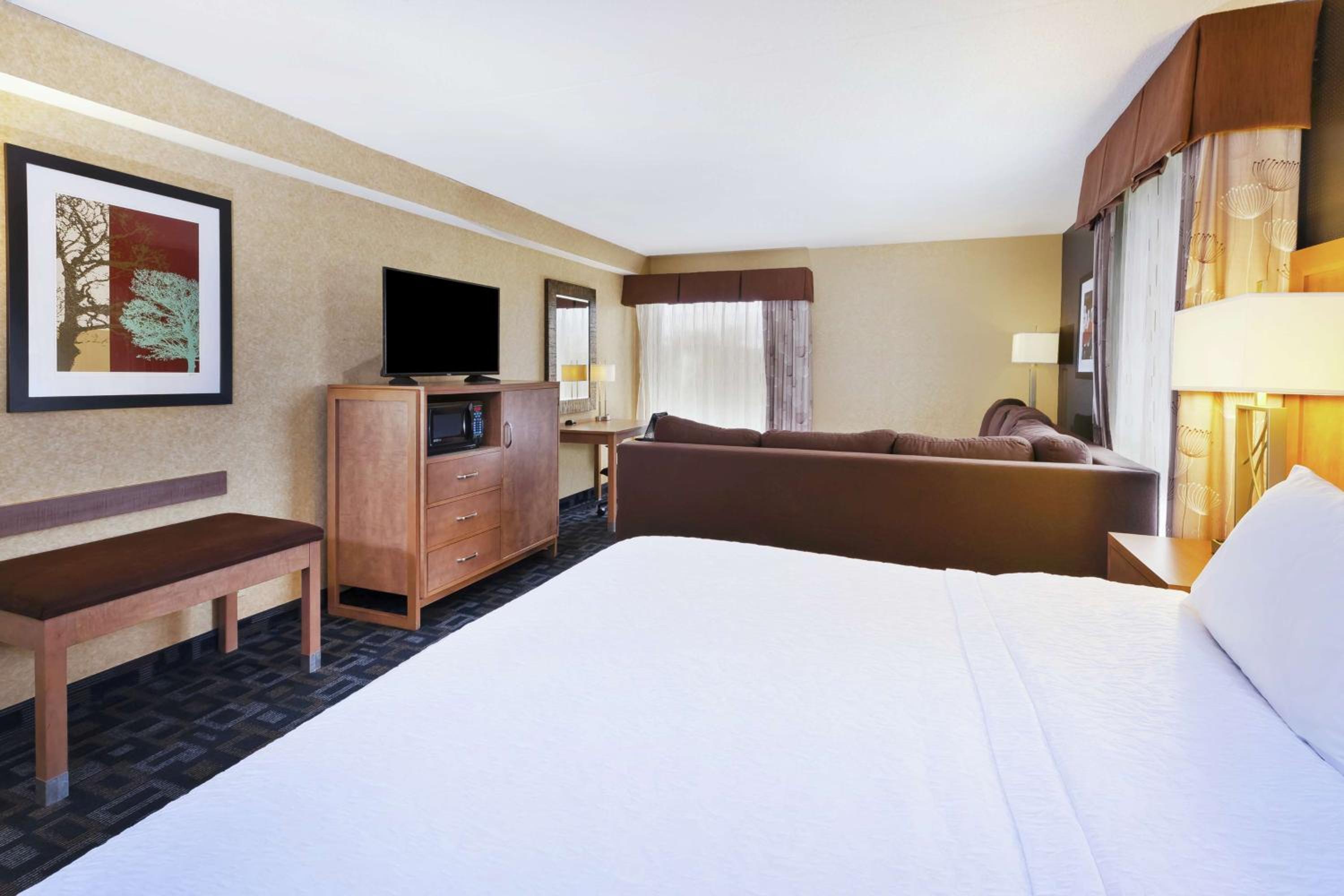 Deluxe King Room - Non-Smoking - Photo 2