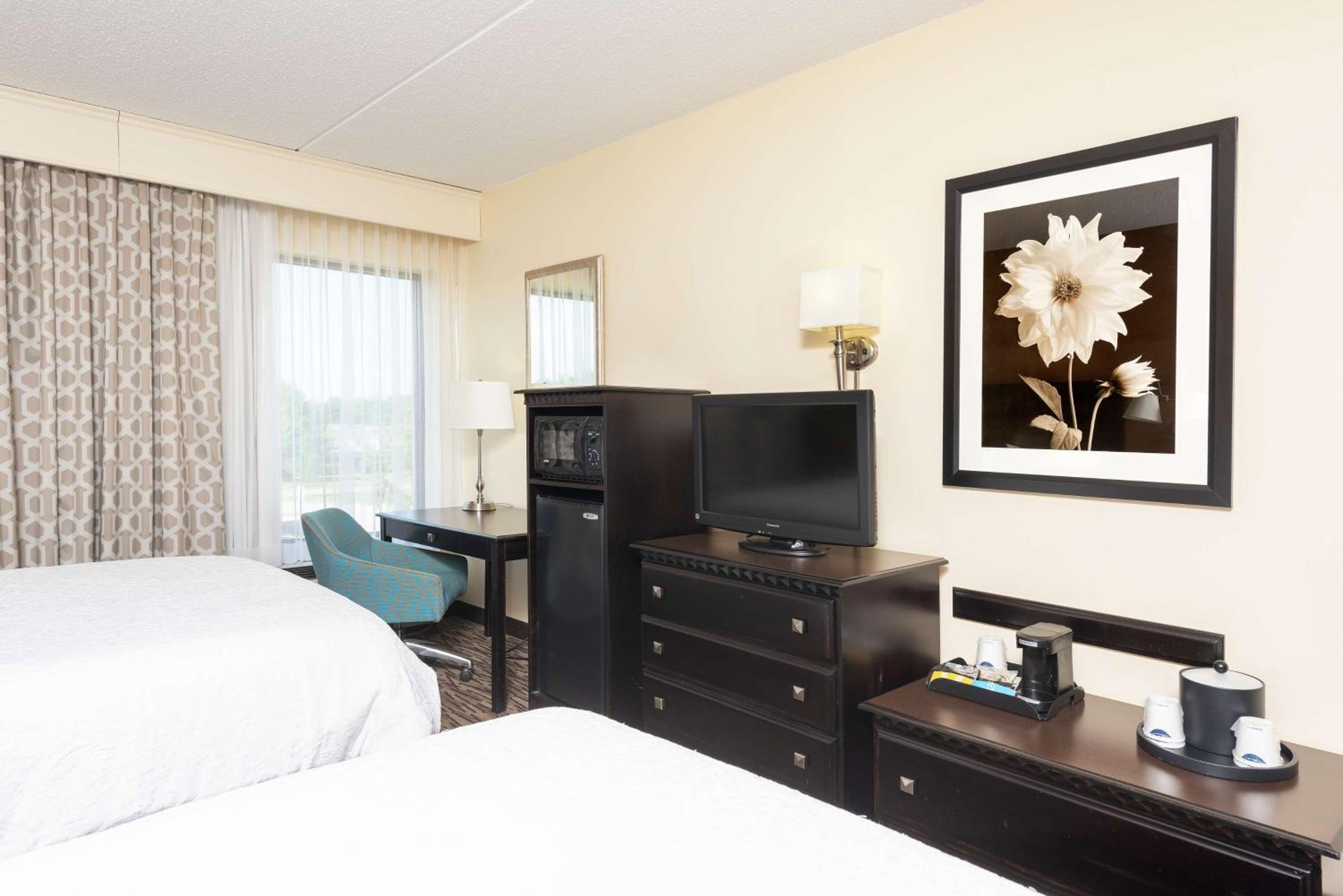 Room with Two Queen Beds - Non-Smoking - Photo 8