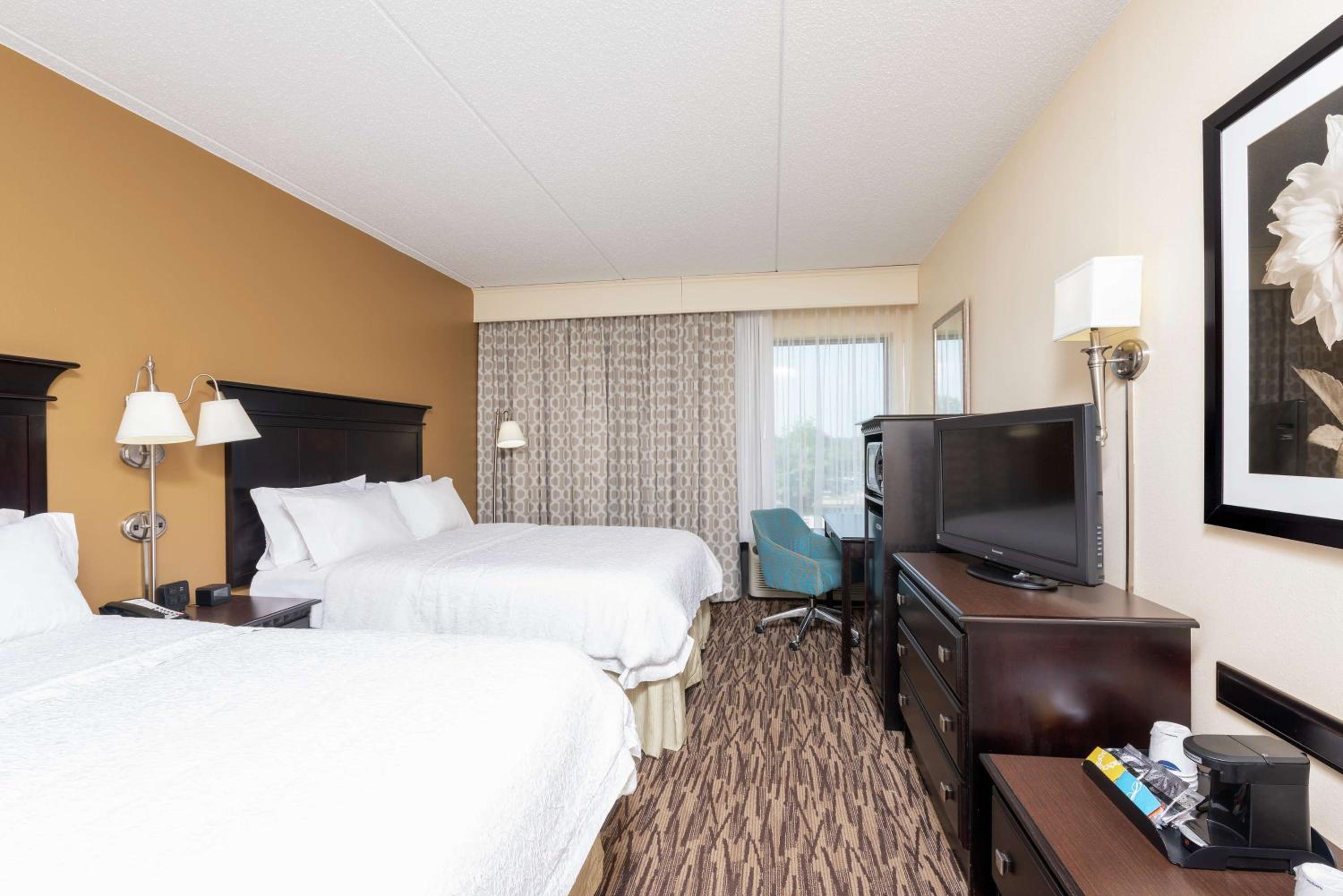 Room with Two Queen Beds - Non-Smoking - Photo 7