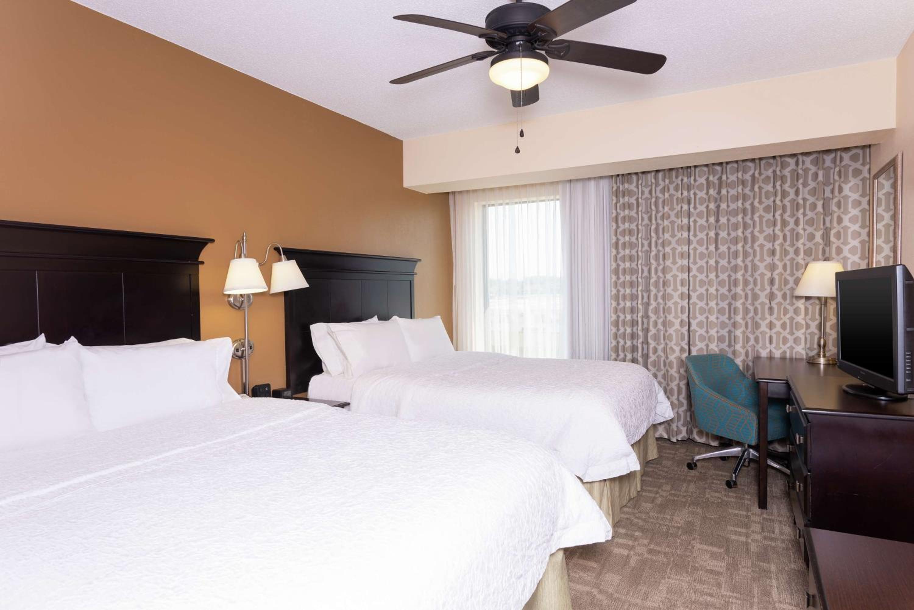 Room with Two Queen Beds - Non-Smoking - Photo 2