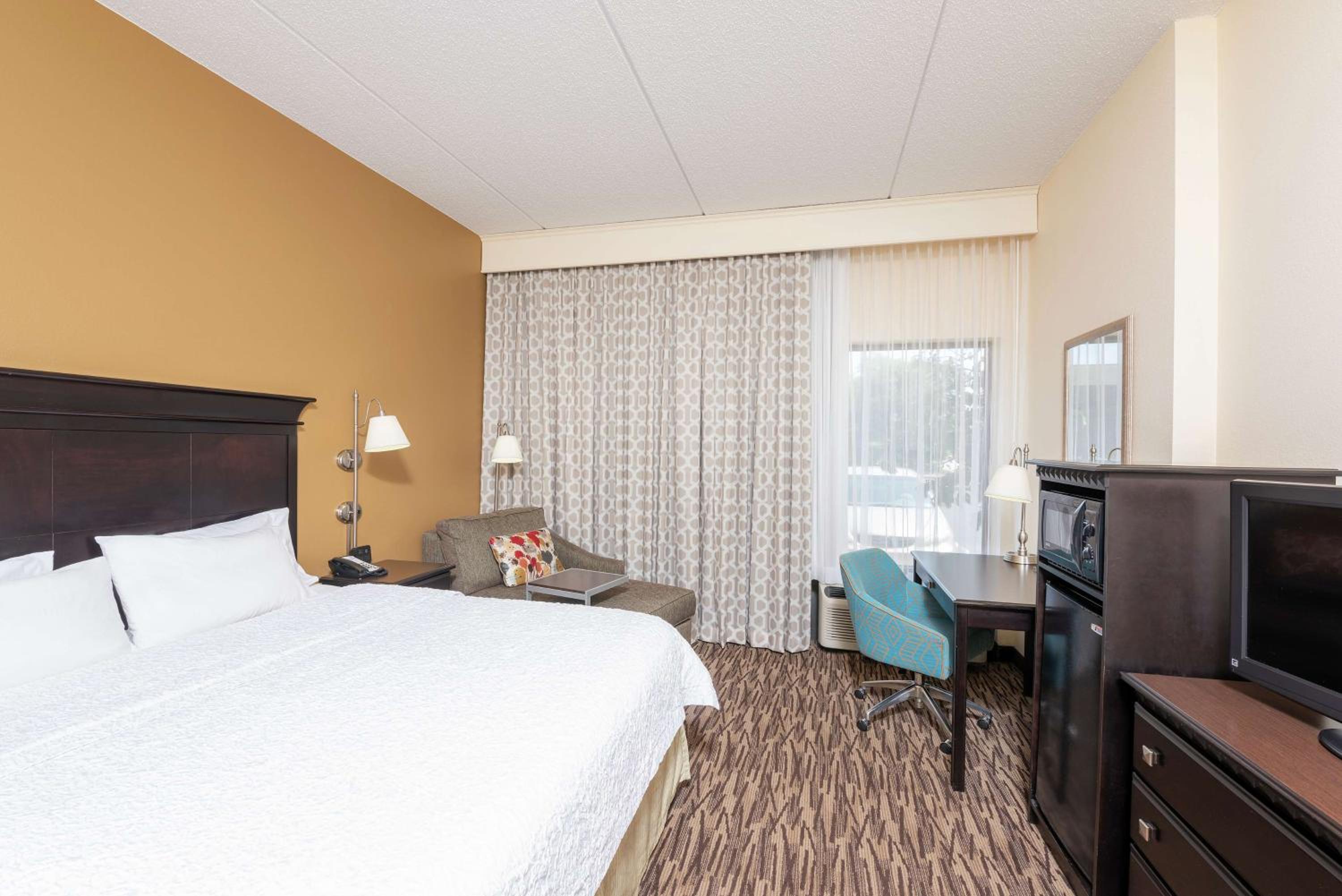 King Room with King Bed - Non-Smoking - Photo 2