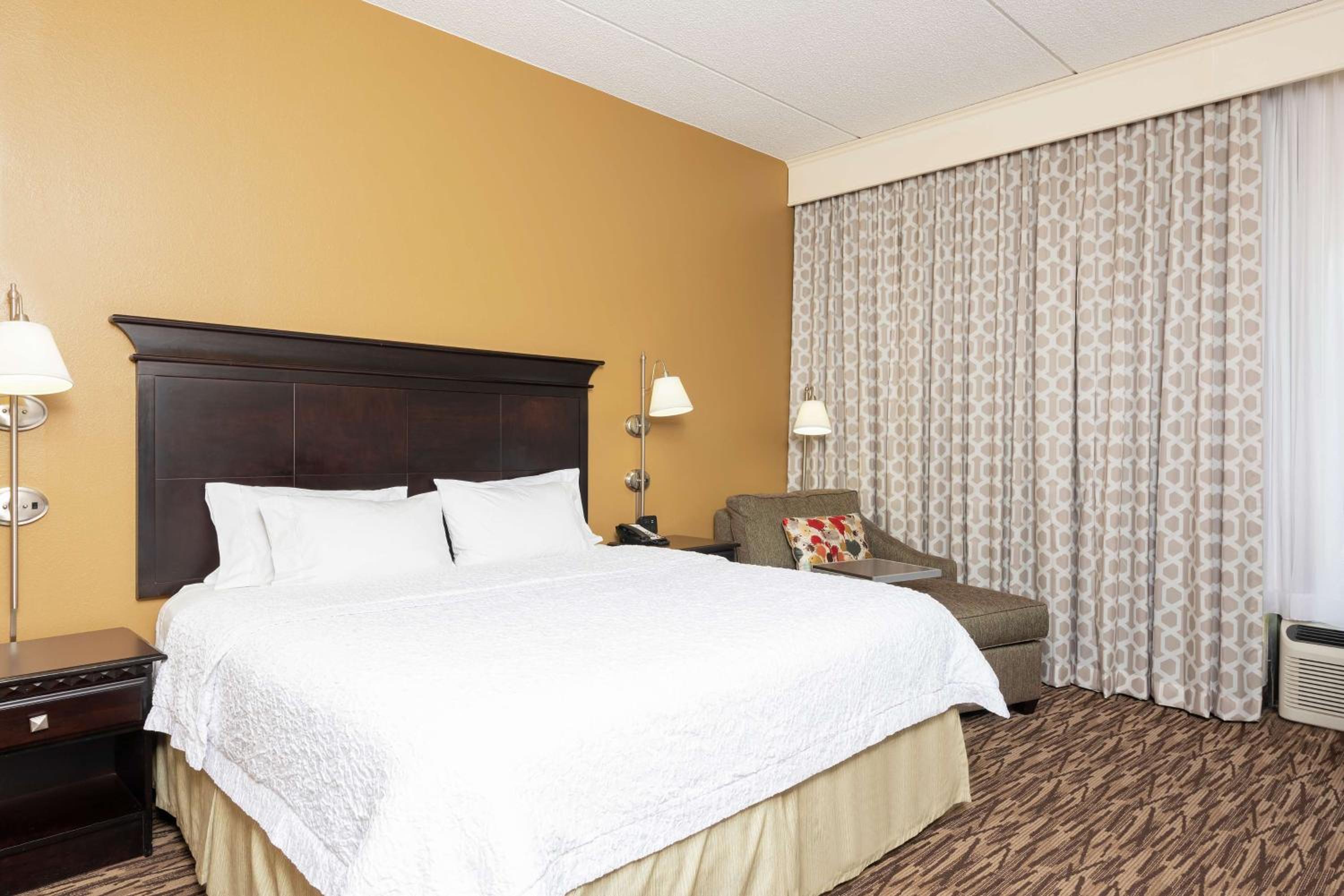 King Room with King Bed - Non-Smoking - Photo 8