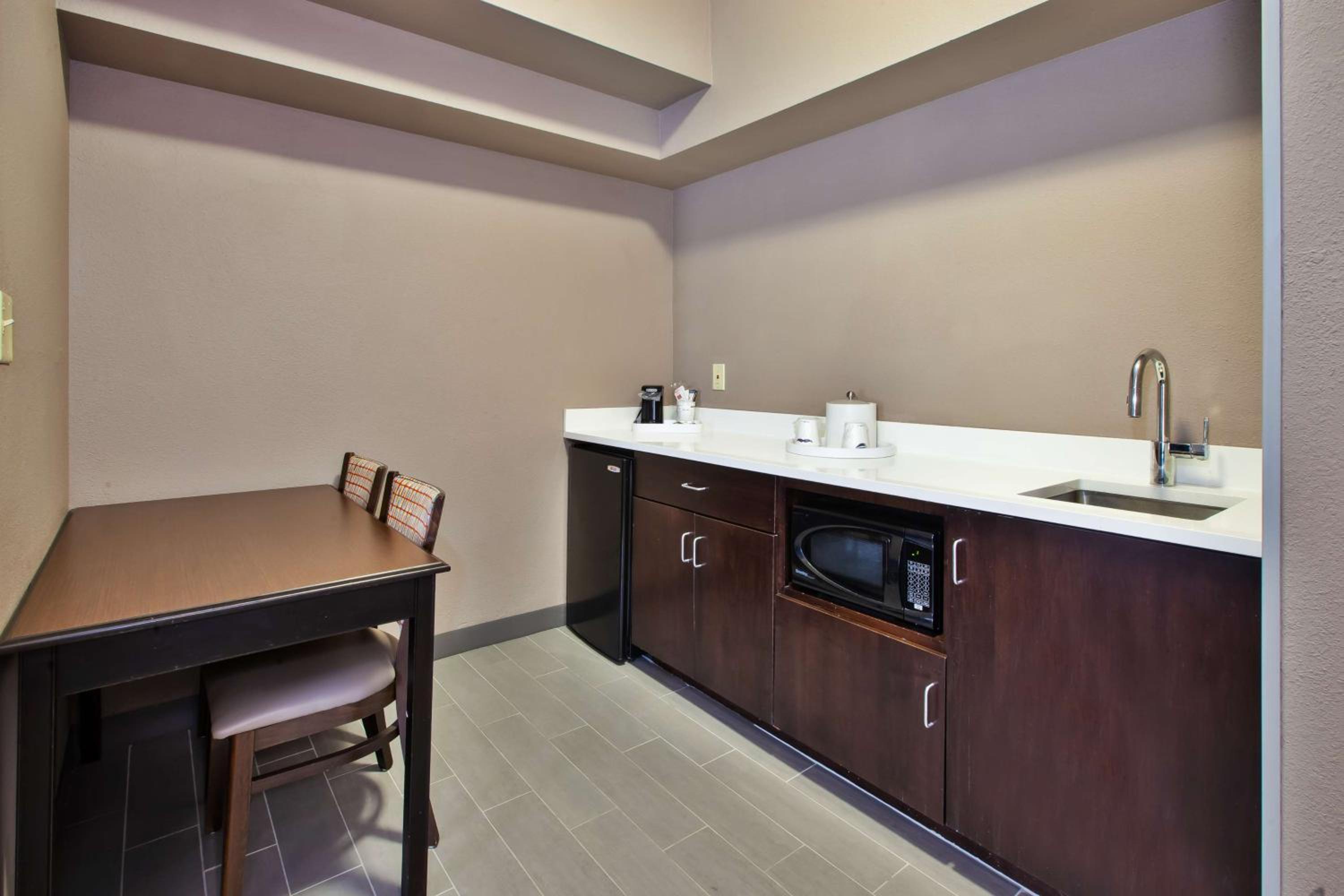 Queen Room - Accessible with Bathtub - Photo 5