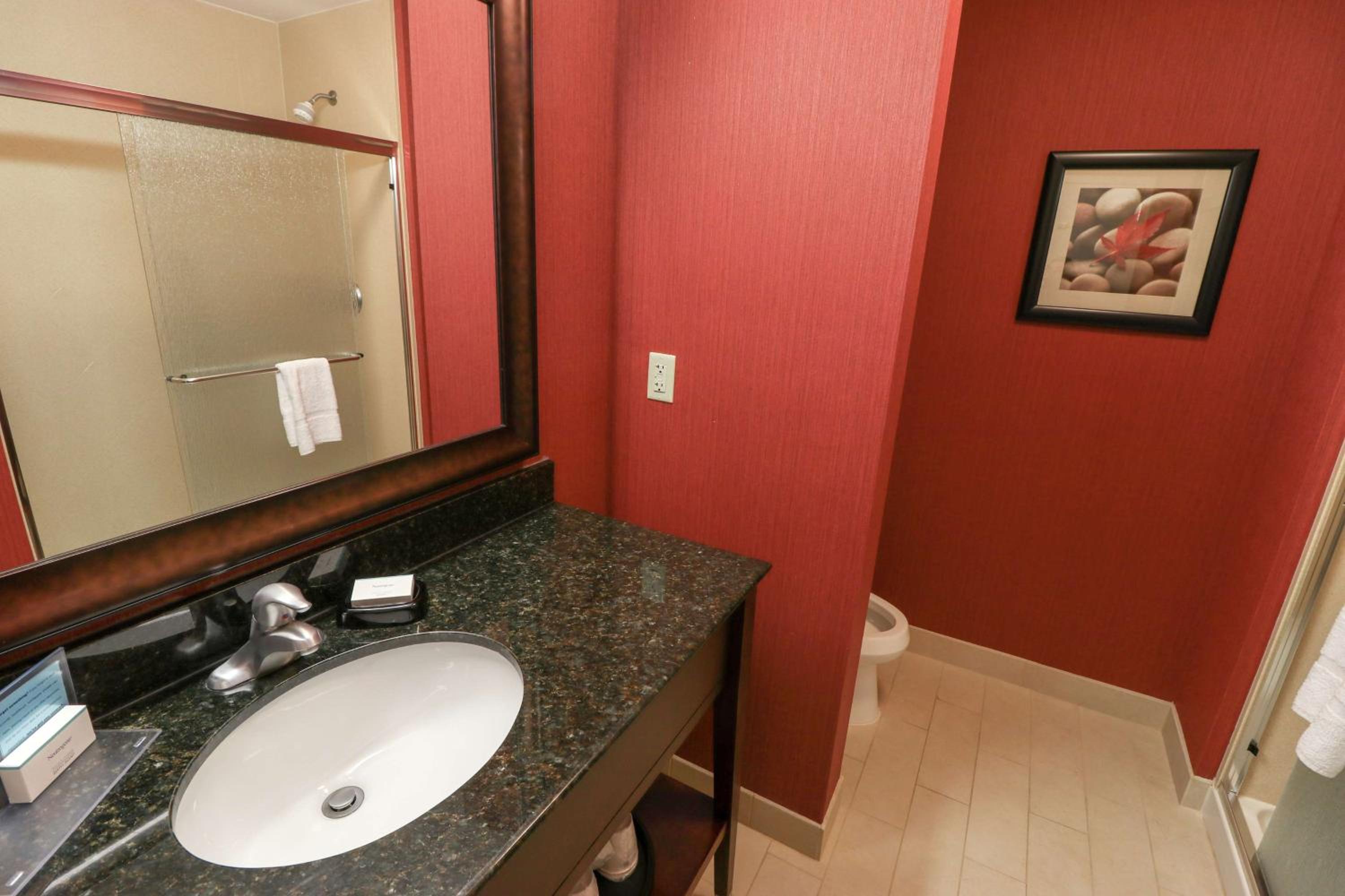 King Room with King Bed - Non-Smoking - Photo 2