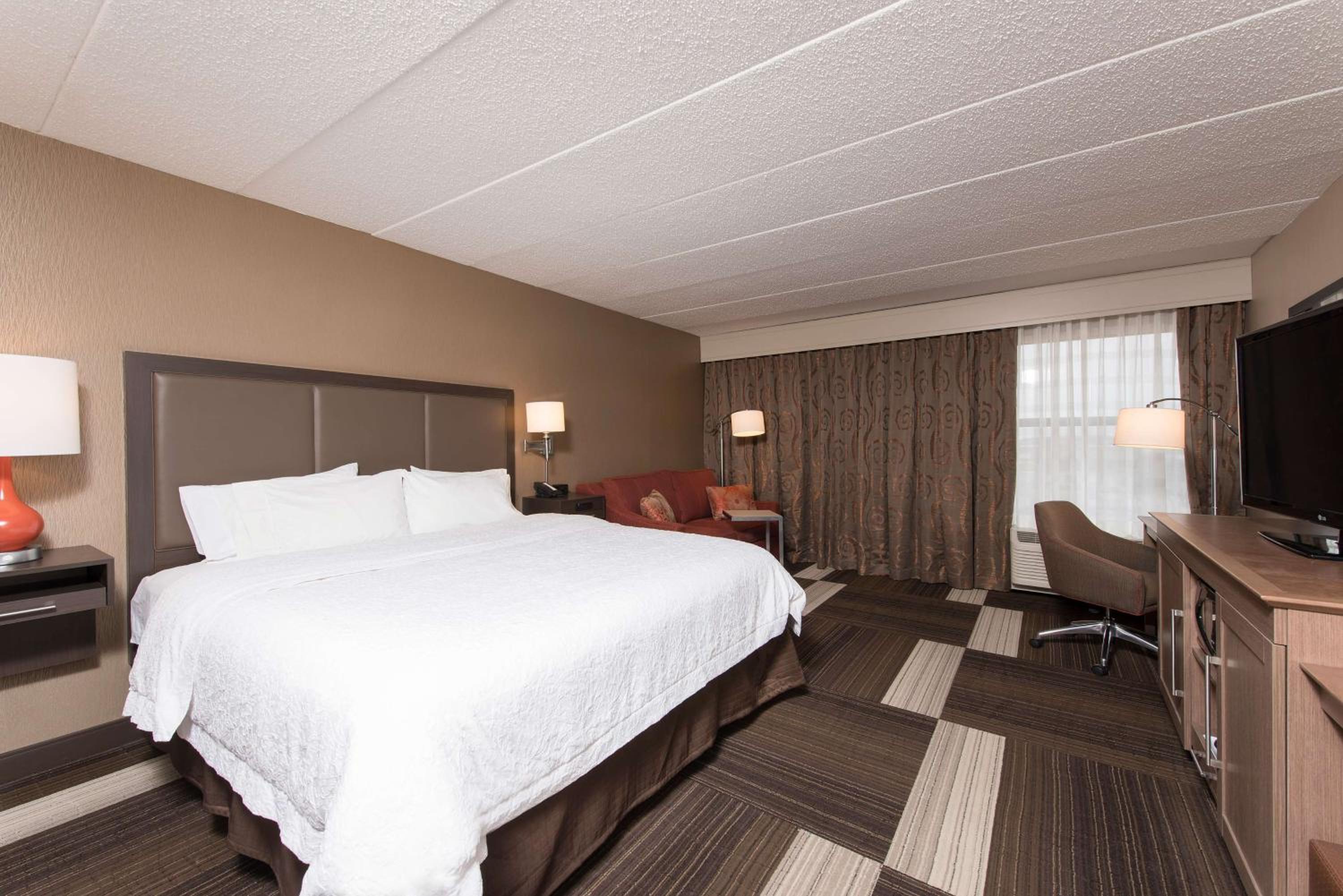 King Room with Sofa Bed - Photo 3