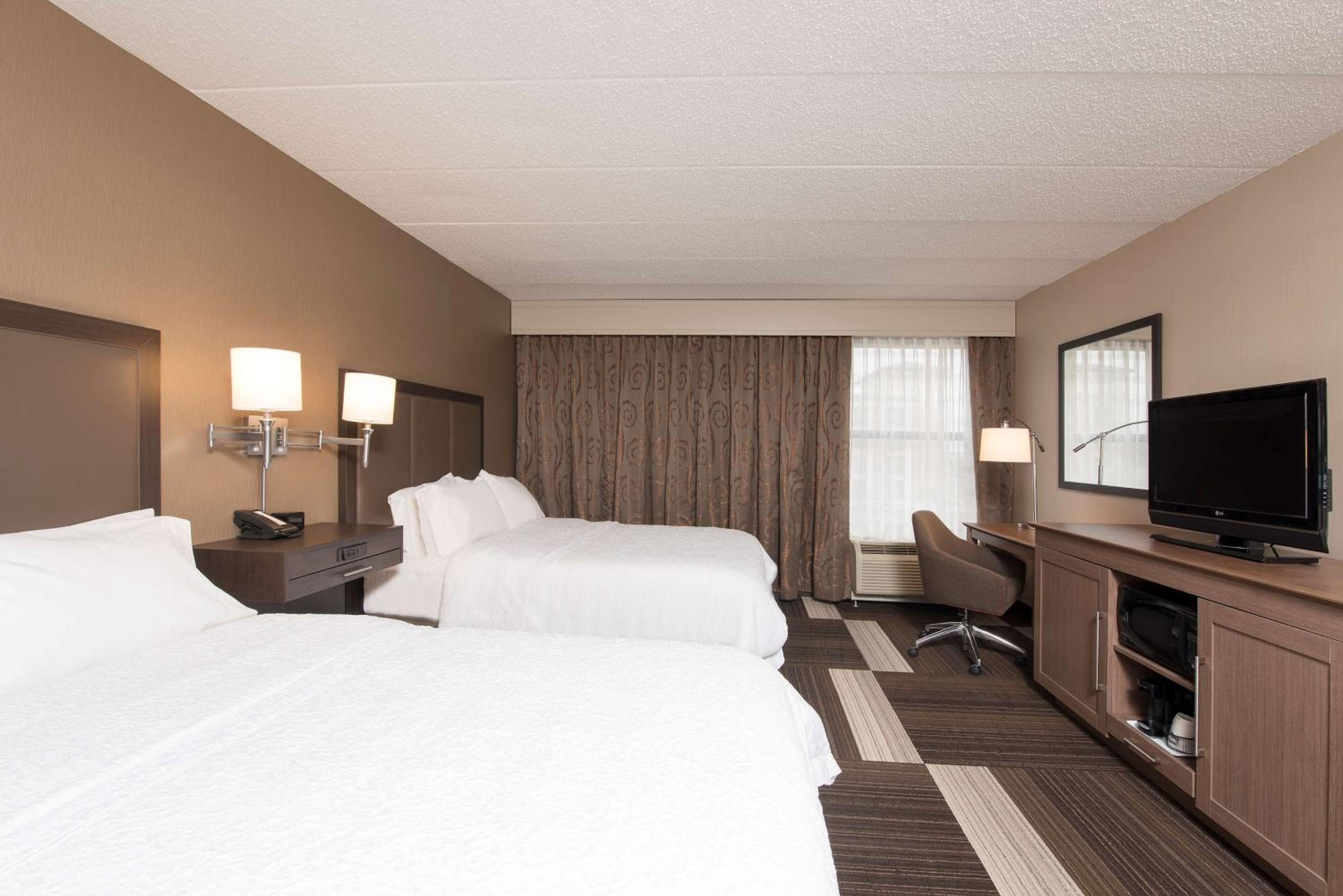 Room with Two Queen Beds - Non-Smoking - Photo 3