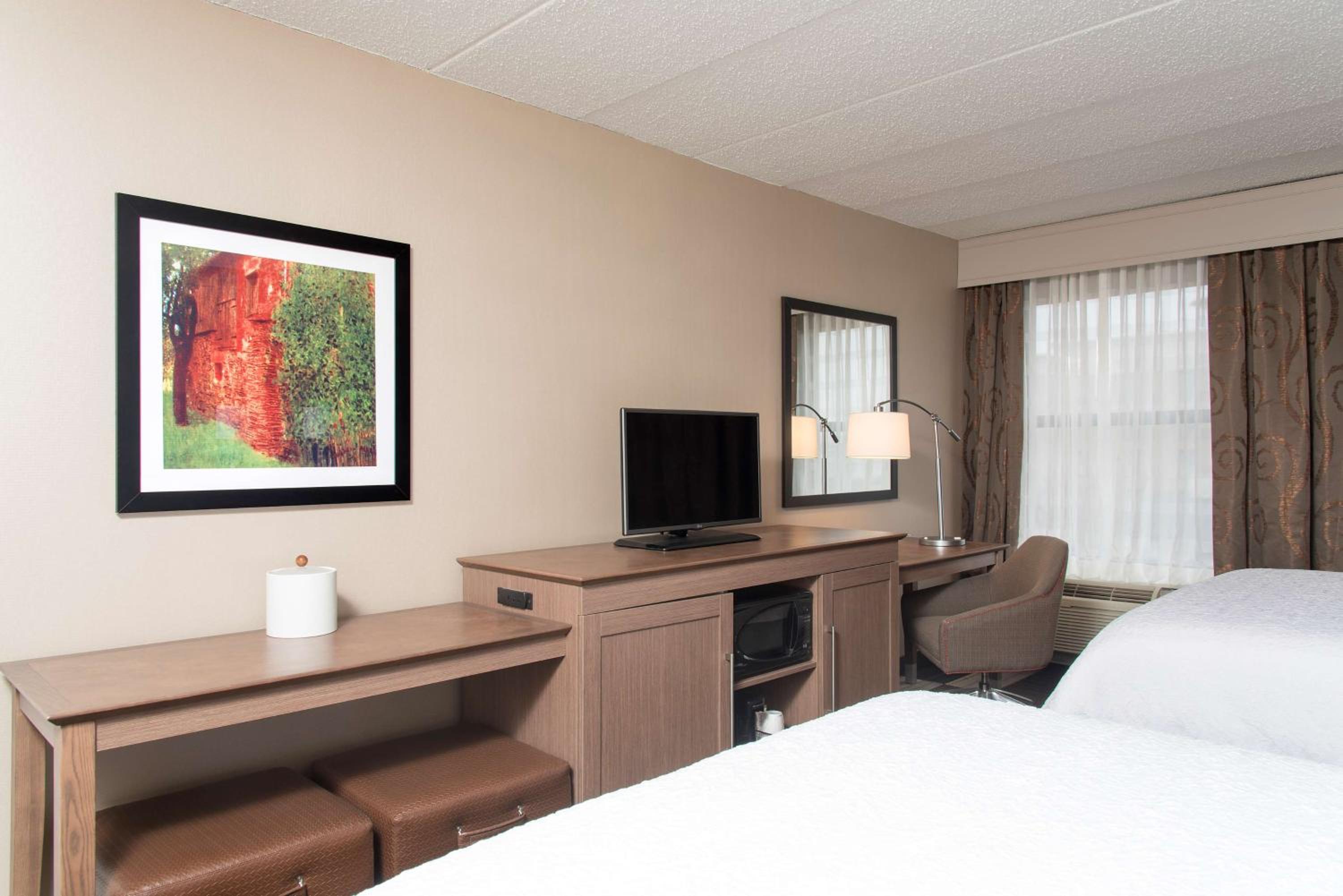 Room with Two Queen Beds - Non-Smoking - Photo 2