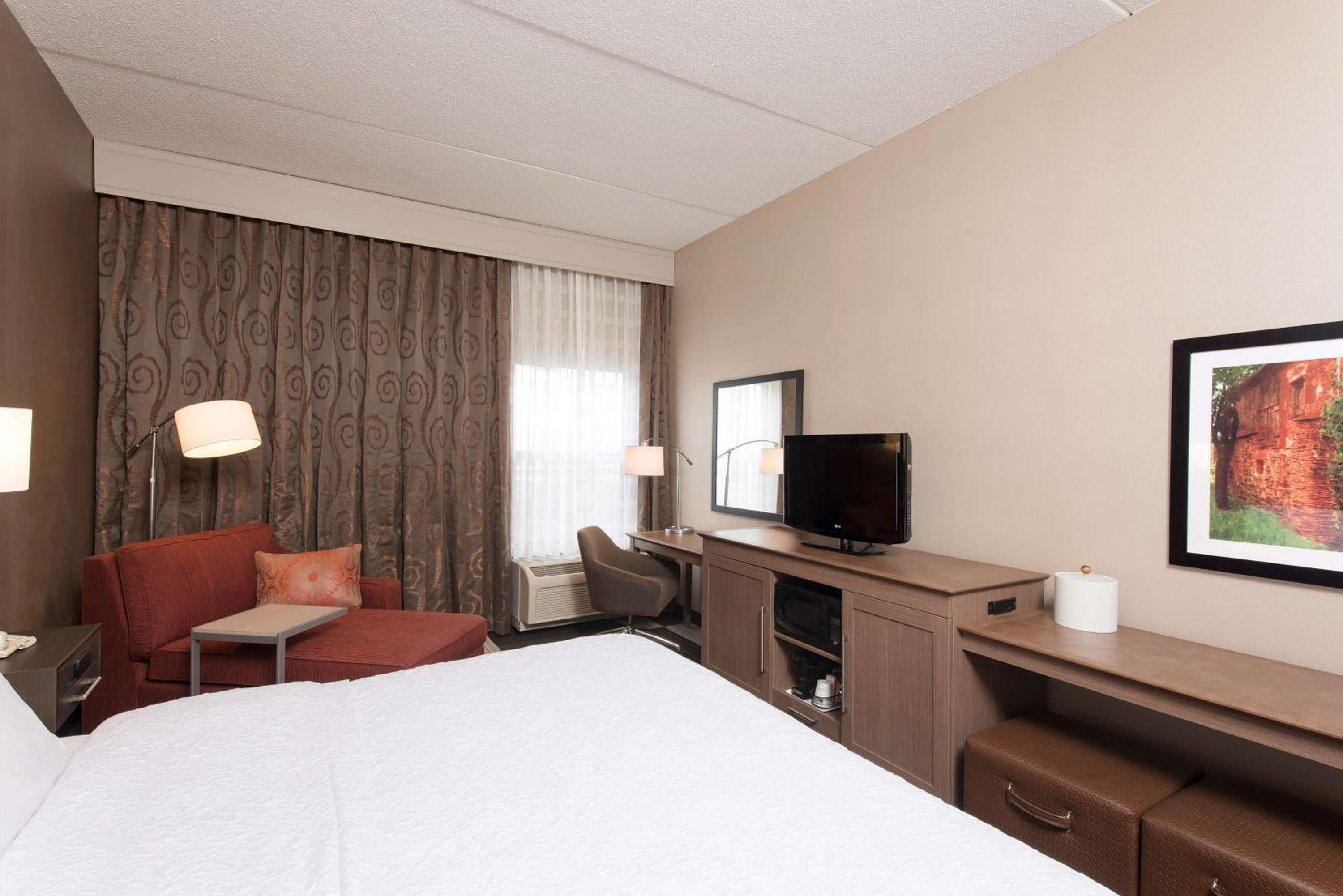 King Room with King Bed - Non-Smoking - Photo 4