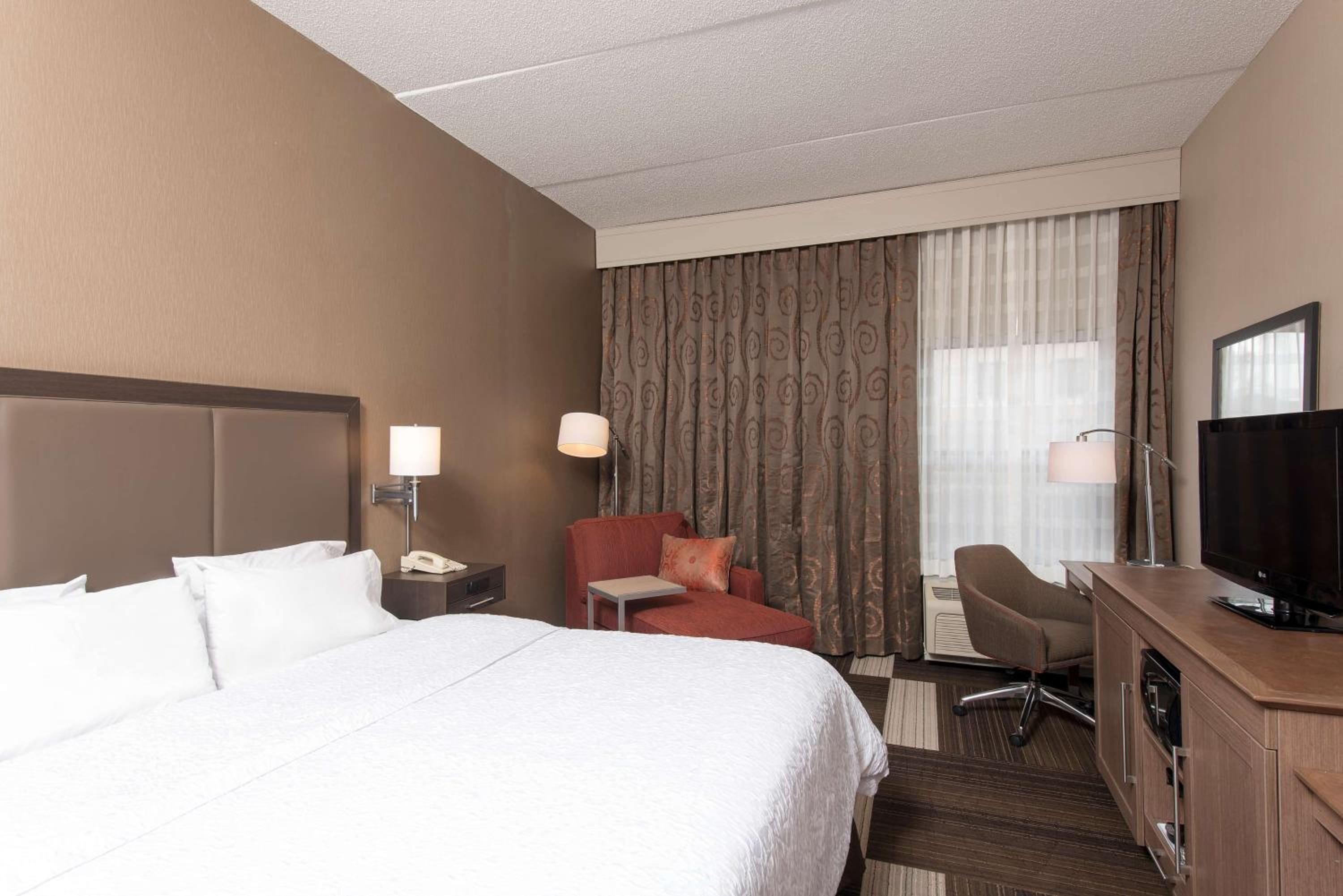 King Room with King Bed - Non-Smoking - Photo 3