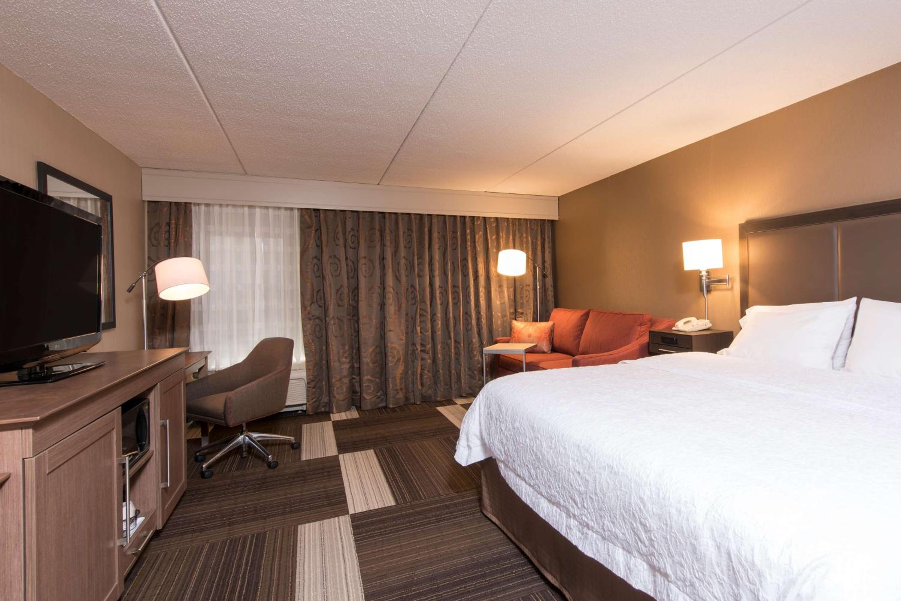 King Room with Sofa Bed - Photo 3