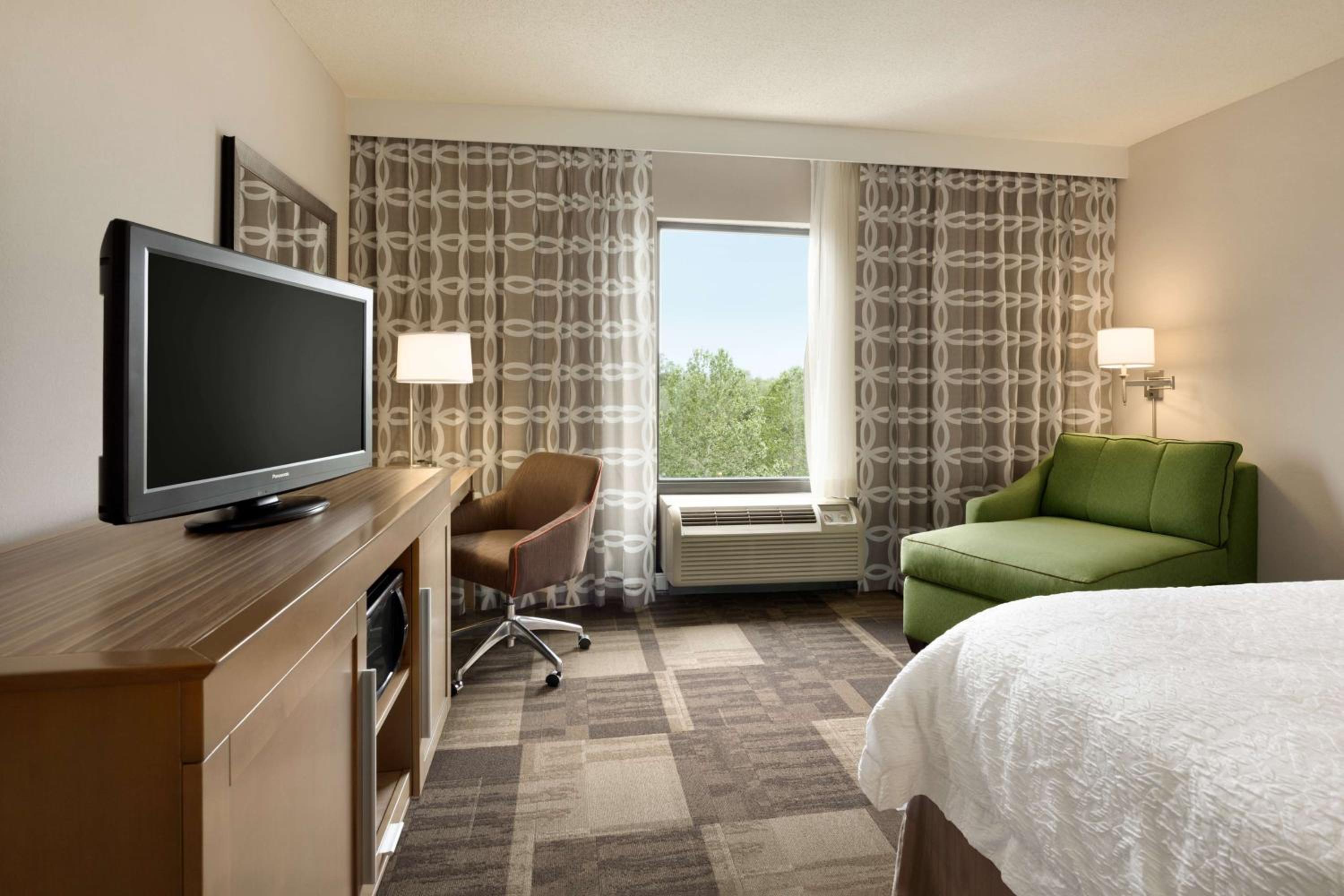 King Room with King Bed - Non-Smoking - Photo 3