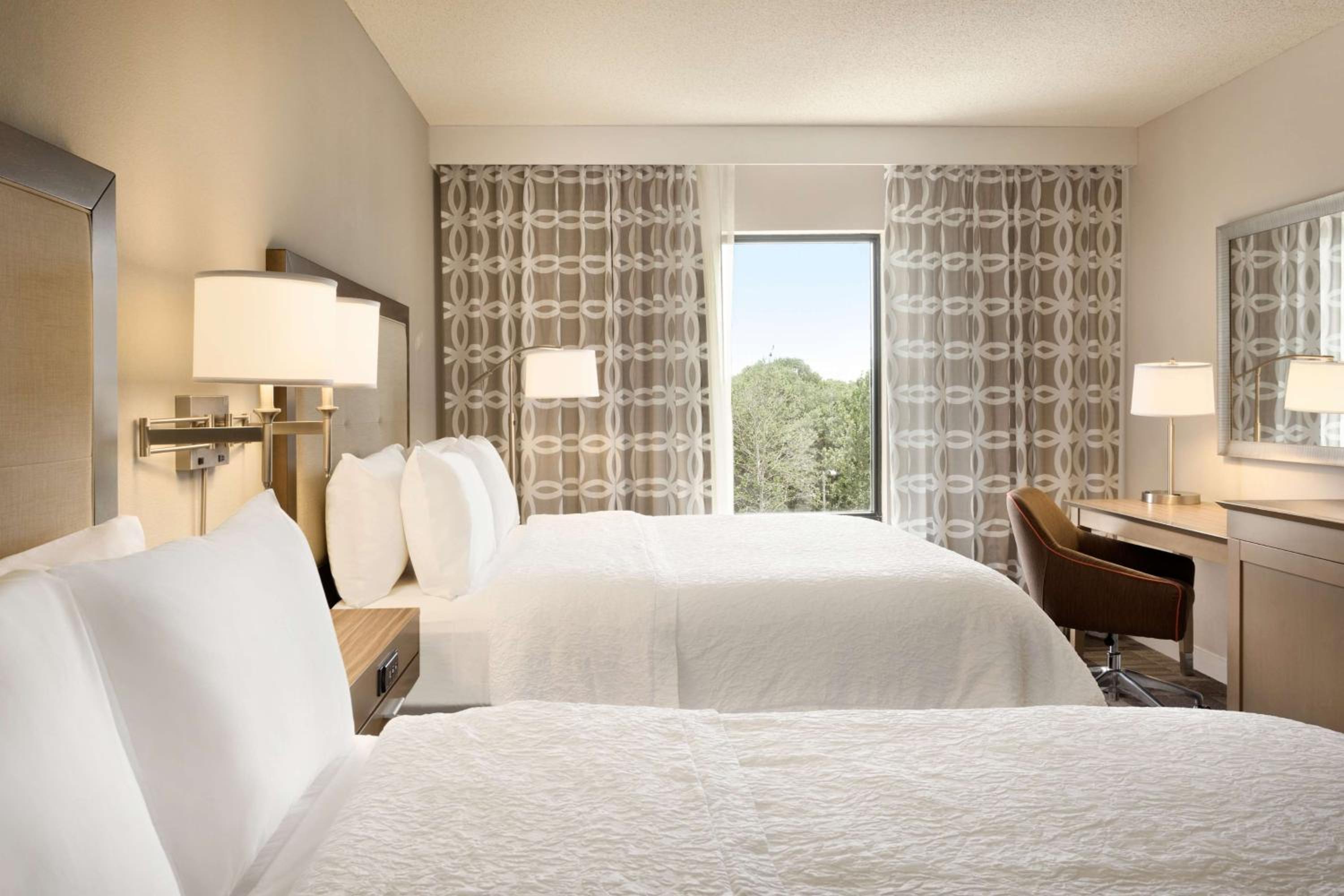 Room with Two Queen Beds - Non-Smoking - Photo 3