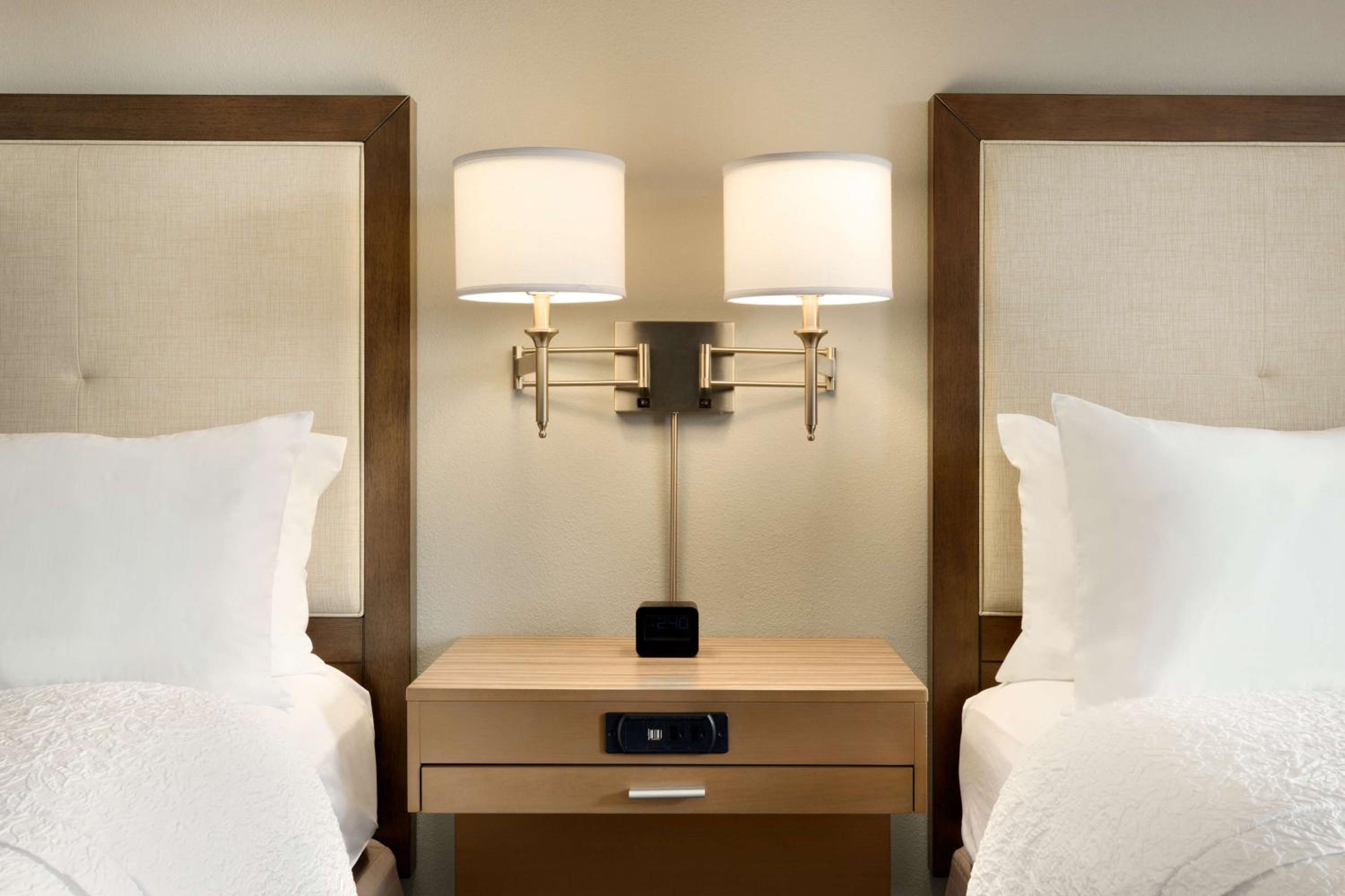 Room with Two Queen Beds - Non-Smoking - Photo 2
