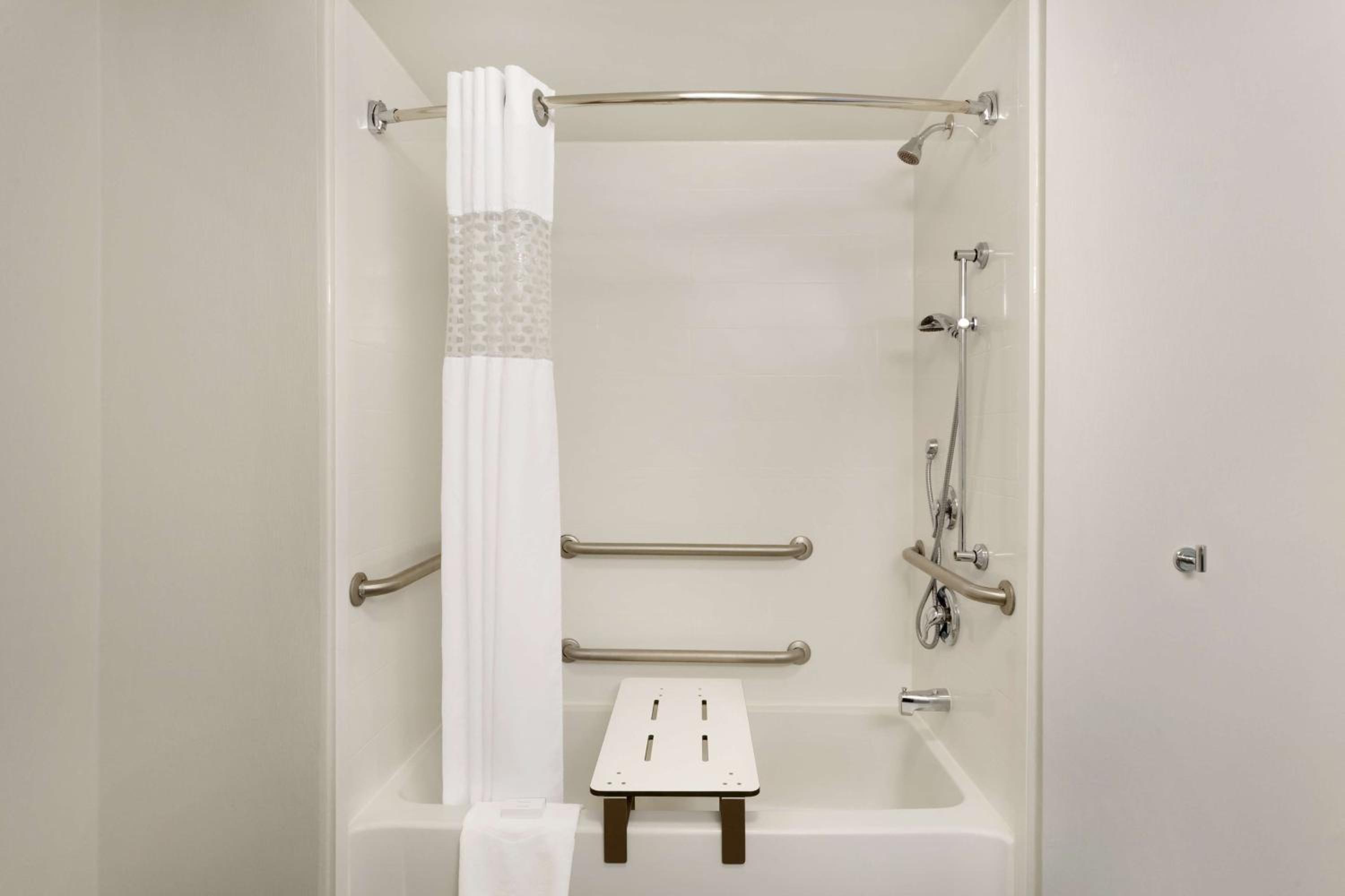 Queen Room with Two Queen Beds - Mobility Access/Non-Smoking - Photo 2