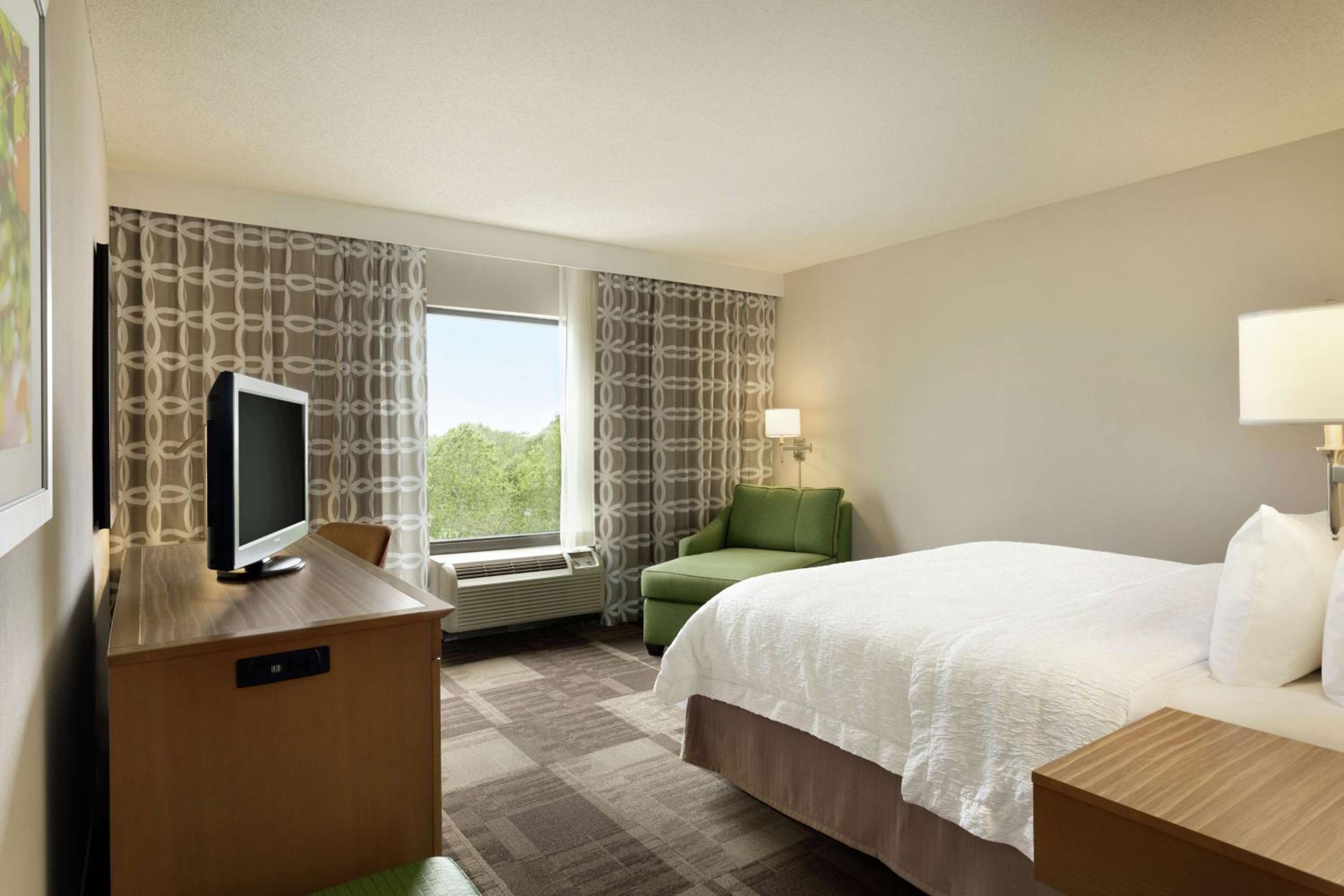 King Room with King Bed - Non-Smoking - Photo 2