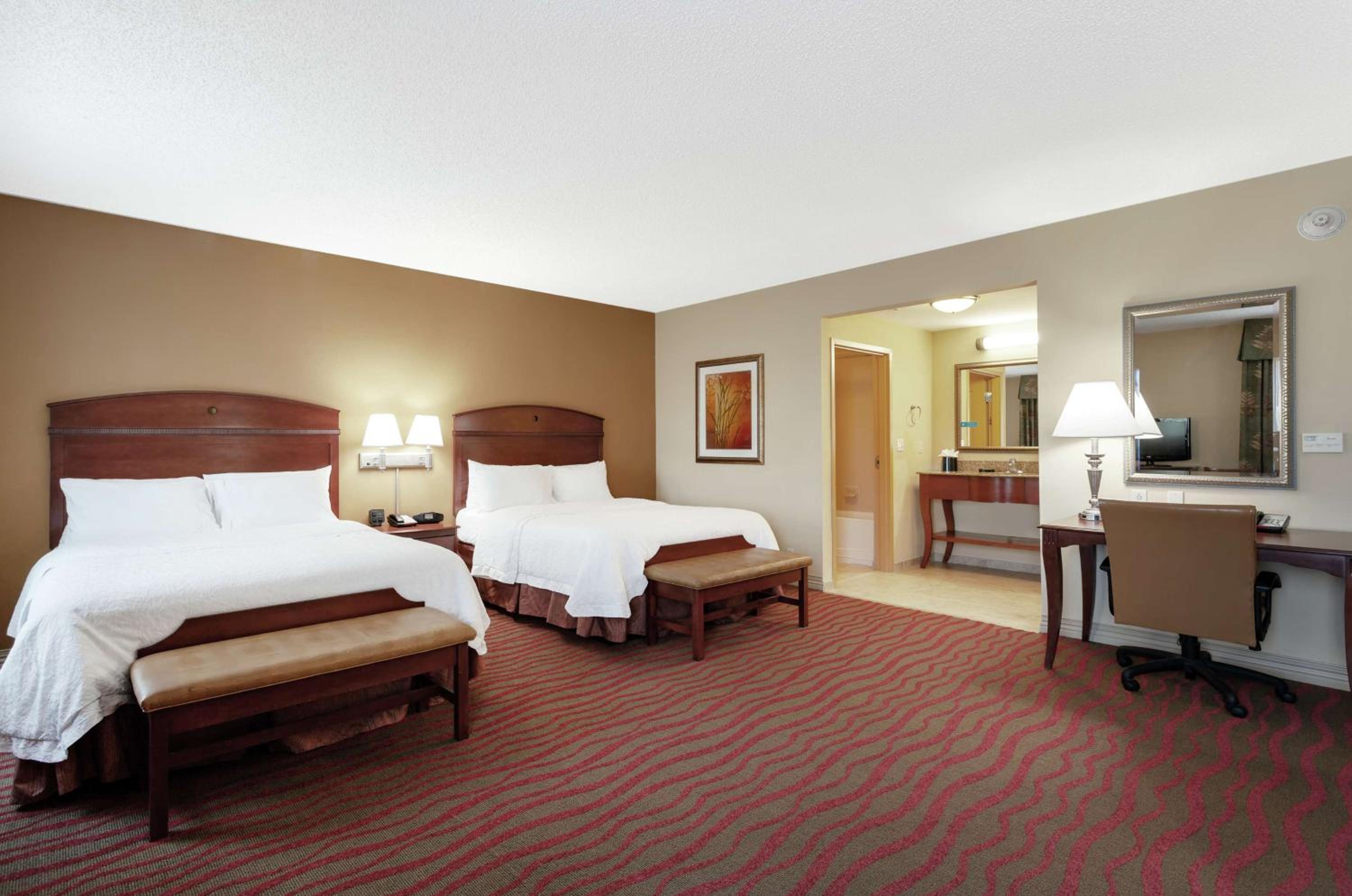 Queen Studio Suite with Two Queen Beds - Non-Smoking - Photo 4