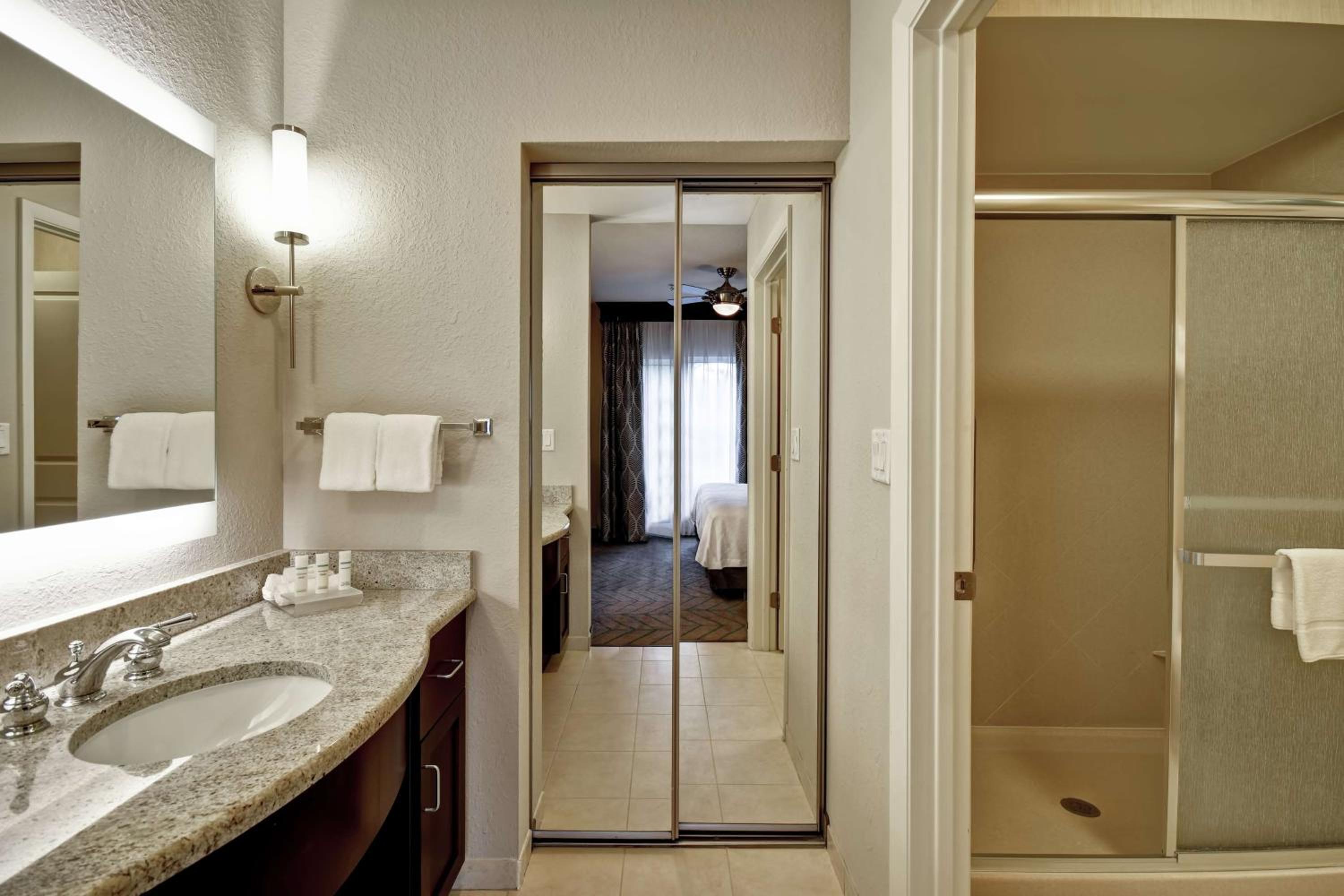 One-Bedroom King Suite - Non-Smoking - Photo 3
