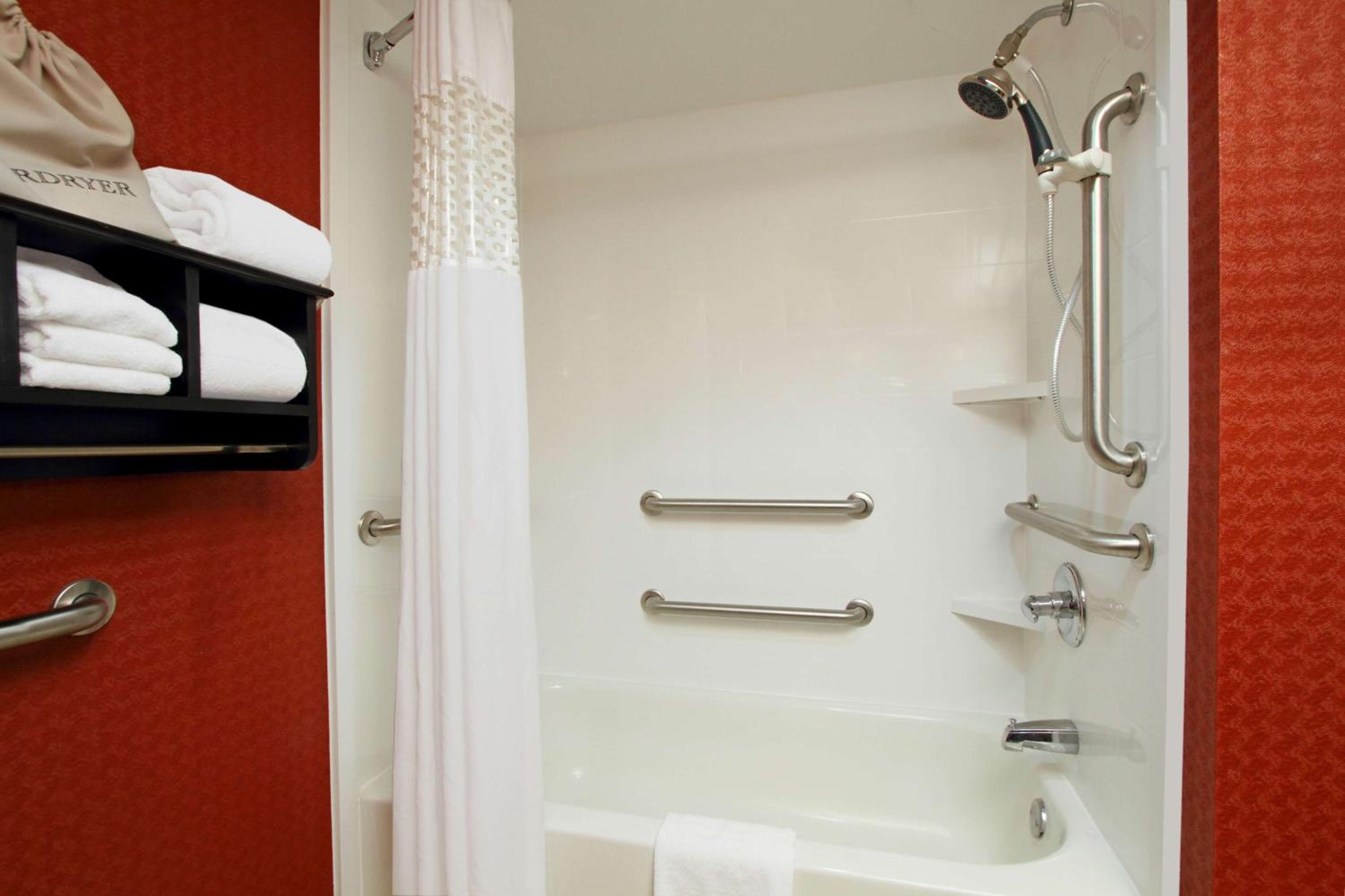 King Room with Accessible Tub - Mobility and Hearing Access/Non-Smoking - Photo 2