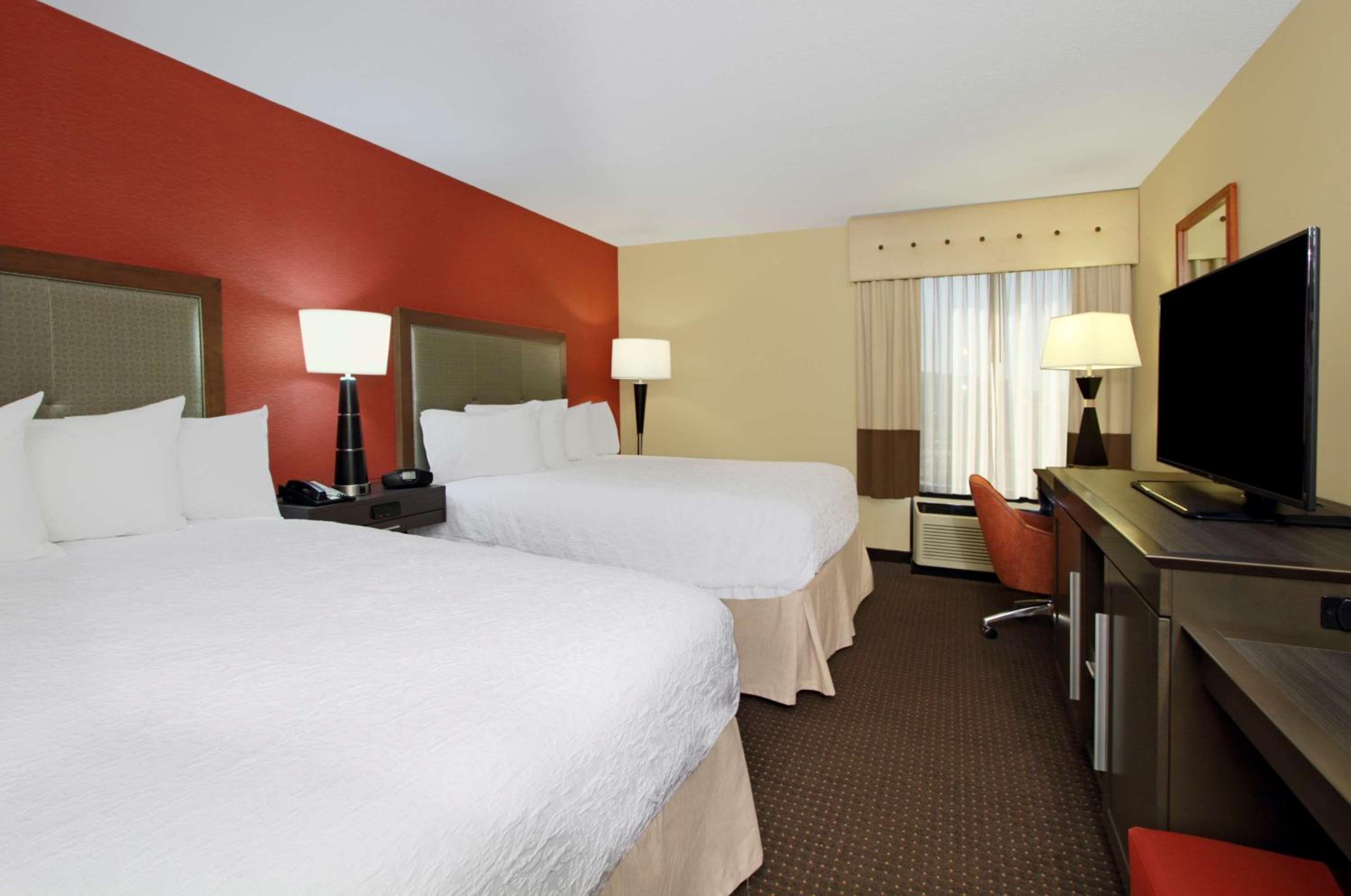 Queen Room with Two Queen Beds - Non-Smoking - Photo 5