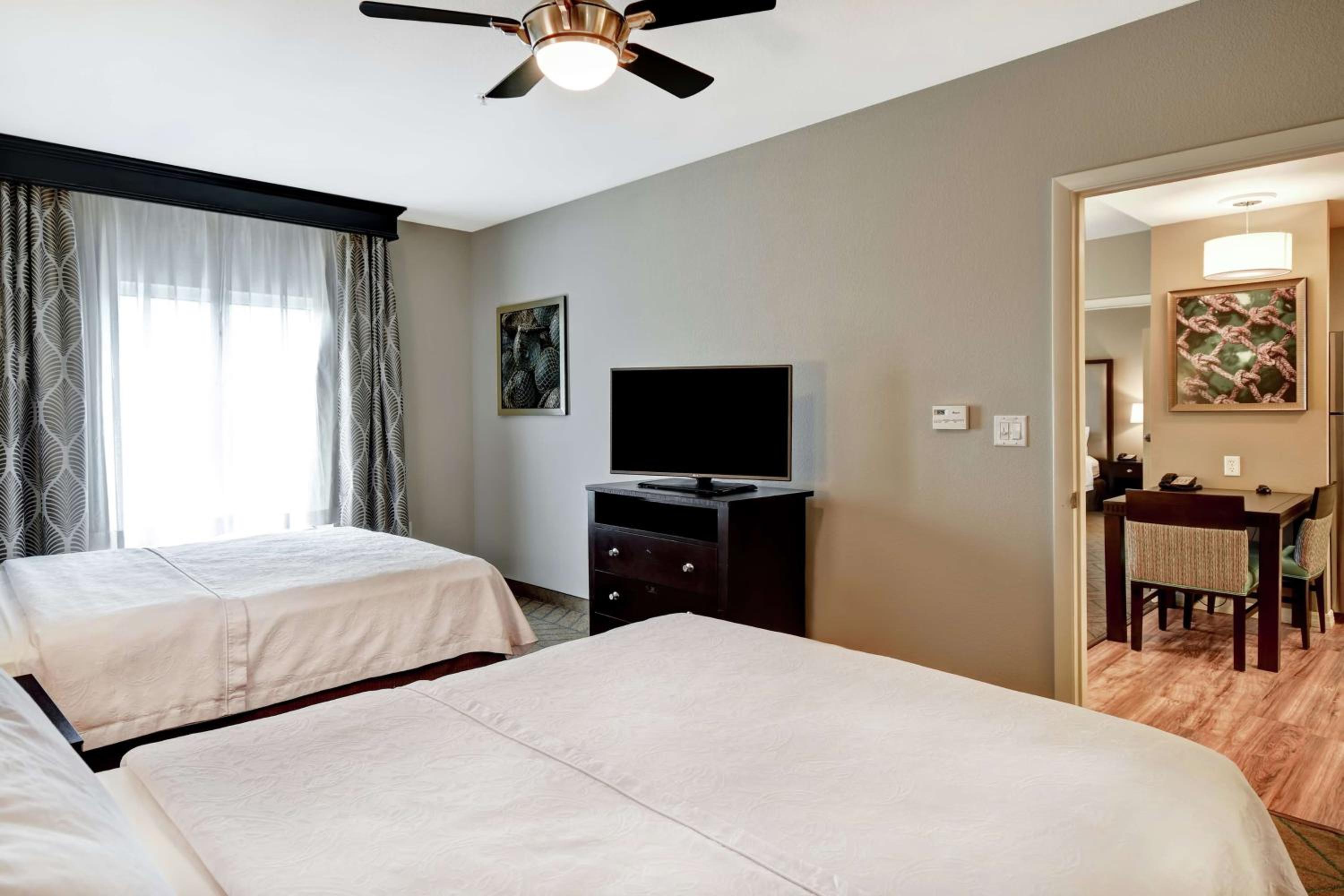Suite with Tub - Mobility and Hearing Access/Non-Smoking - Photo 5