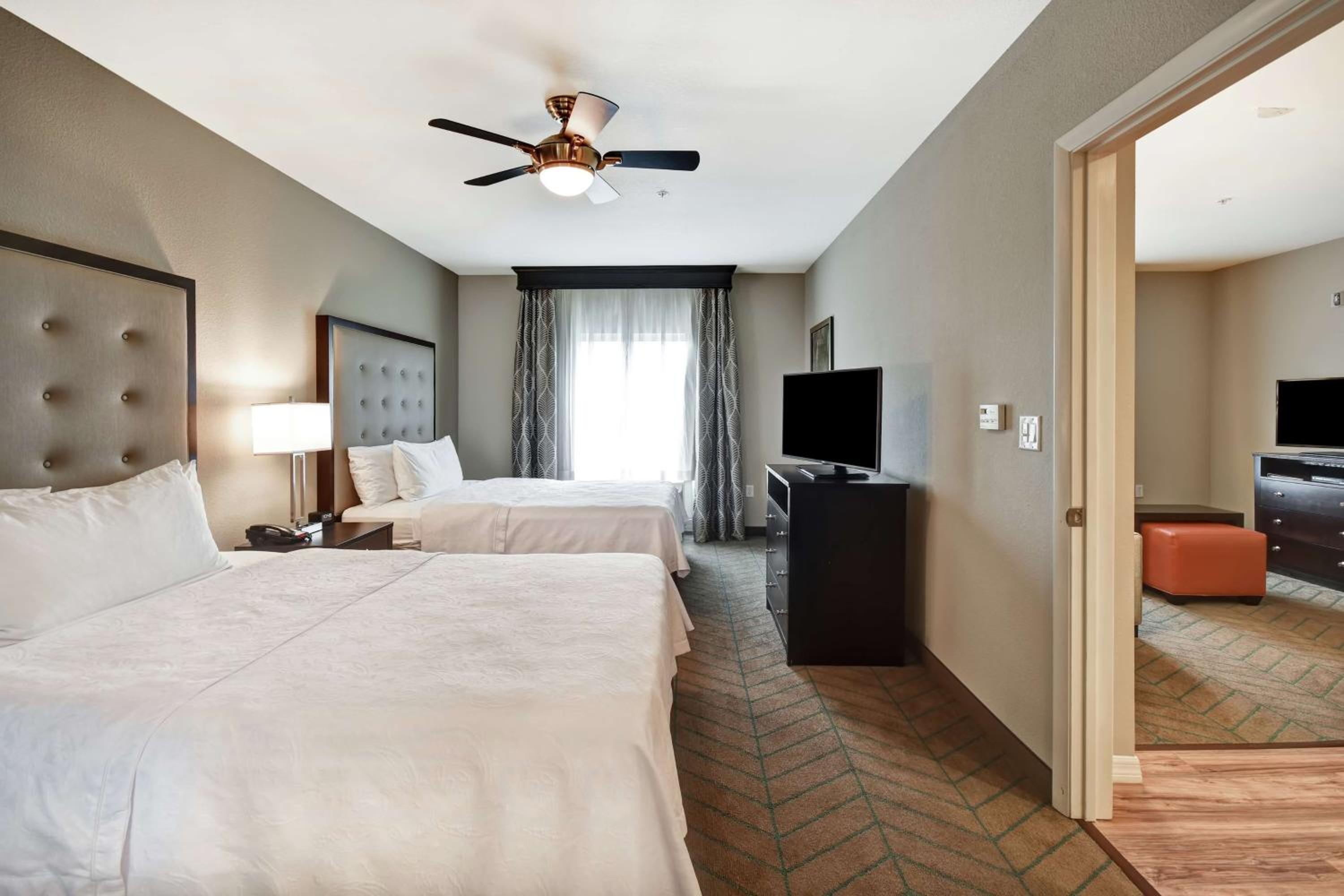 Queen Suite - Non-Smoking - Photo 2