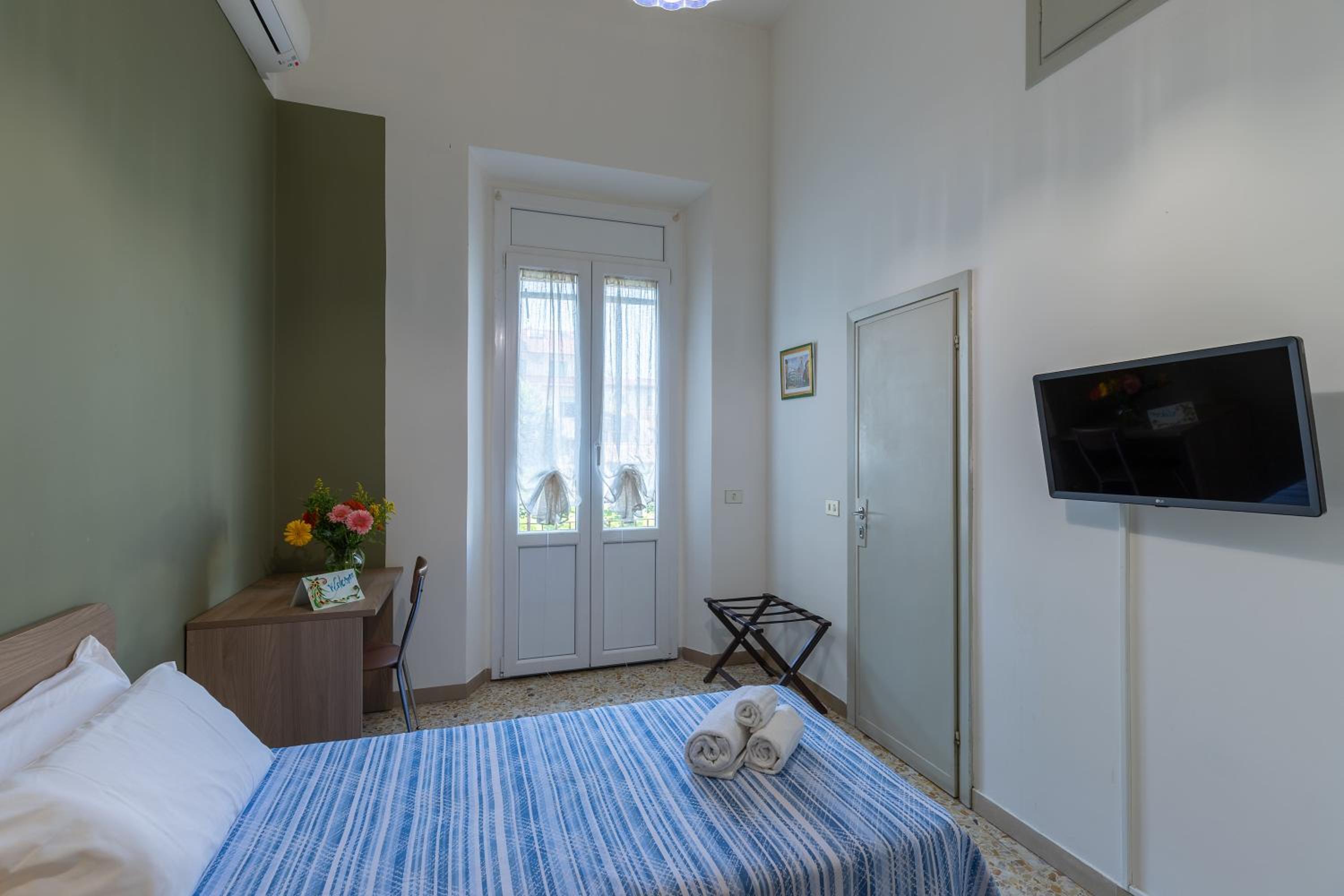 Single Room with Bath photo 2
