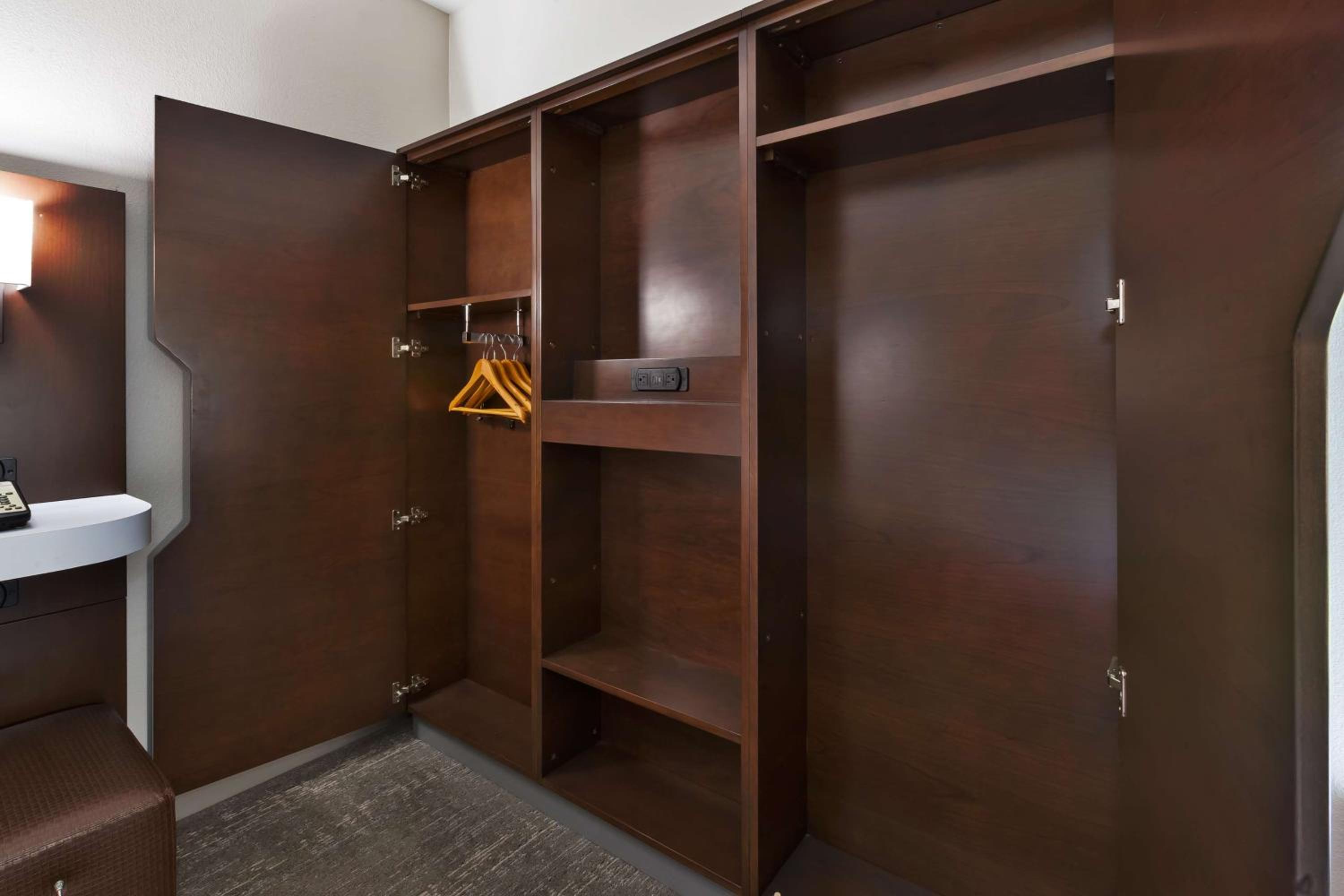 King Study Room - Non-Smoking - Photo 8