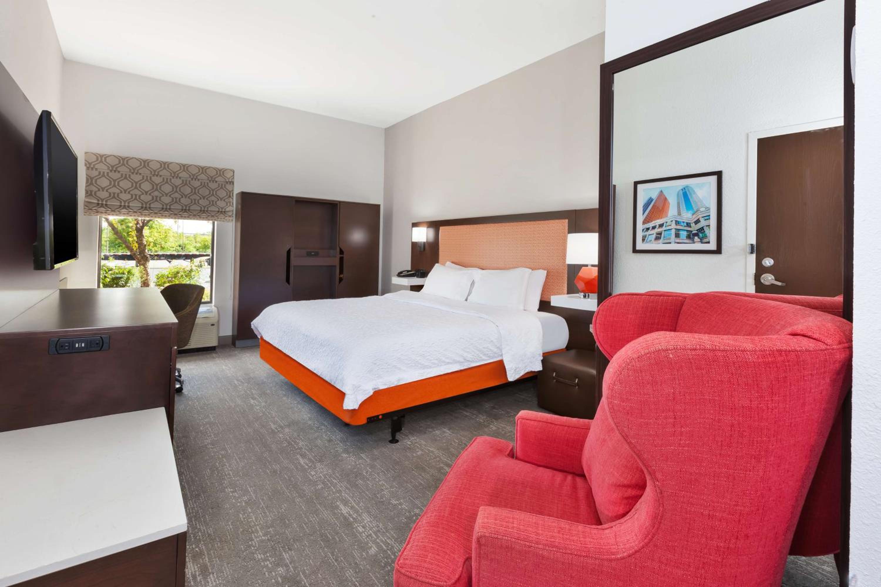 King Room with Accessible Tub - Mobility and Hearing Access/Non-Smoking - Photo 1
