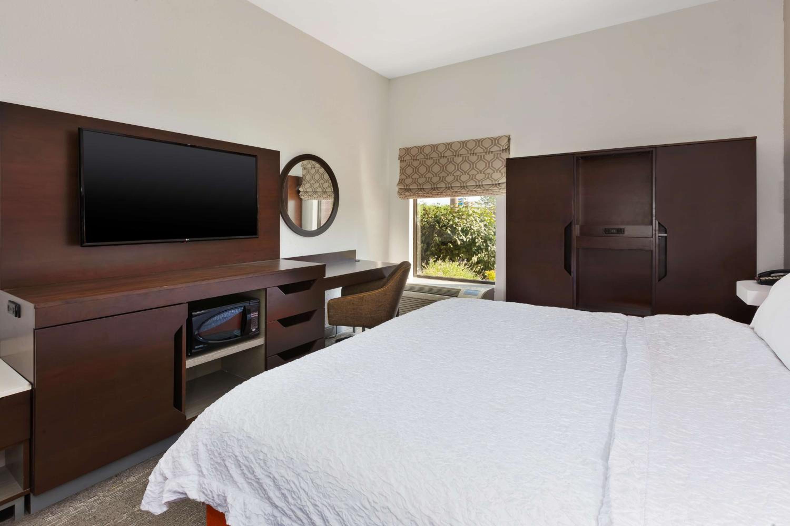 King Room with Accessible Tub - Mobility and Hearing Access/Non-Smoking - Photo 3
