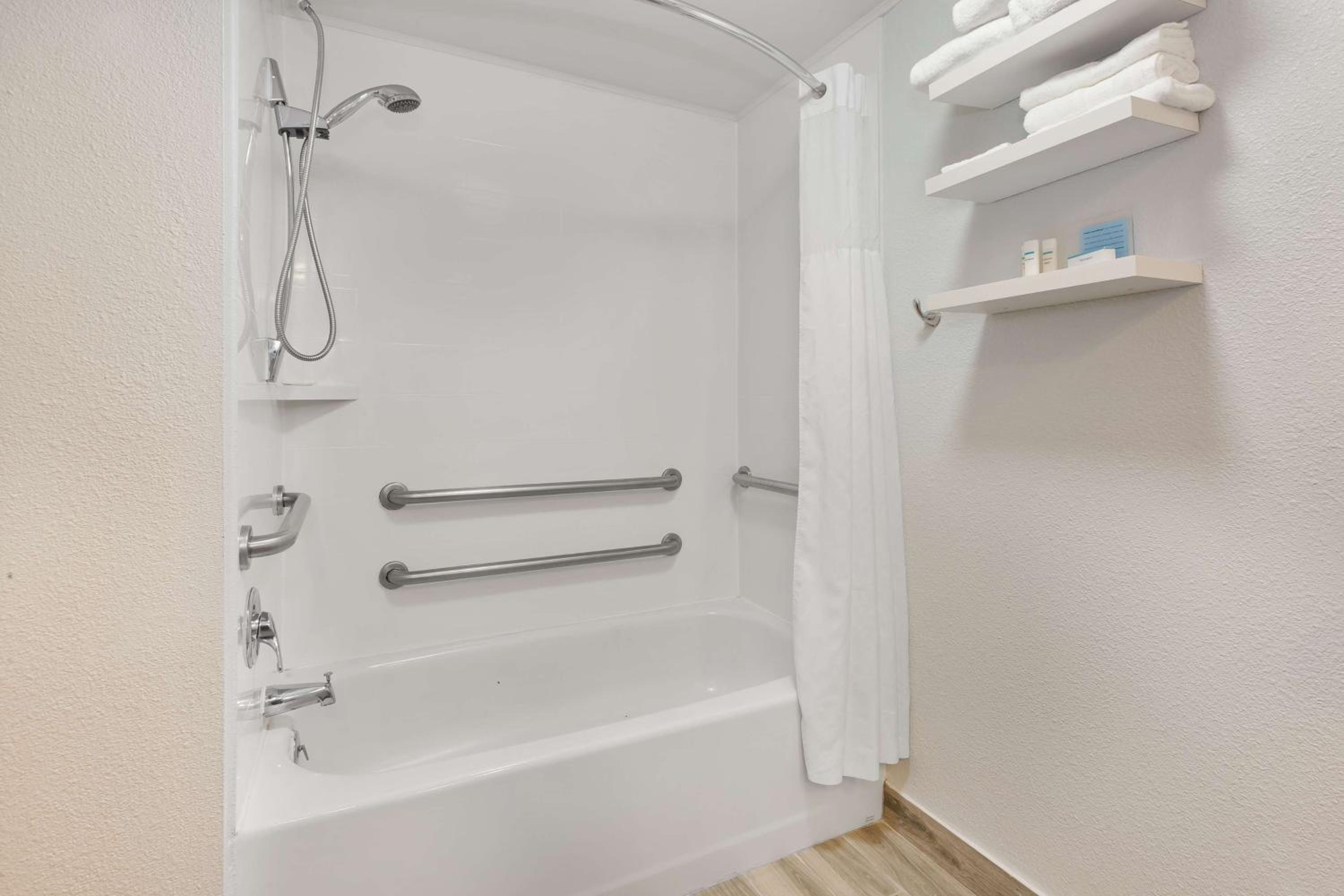 King Room with Accessible Tub - Mobility and Hearing Access/Non-Smoking - Photo 4