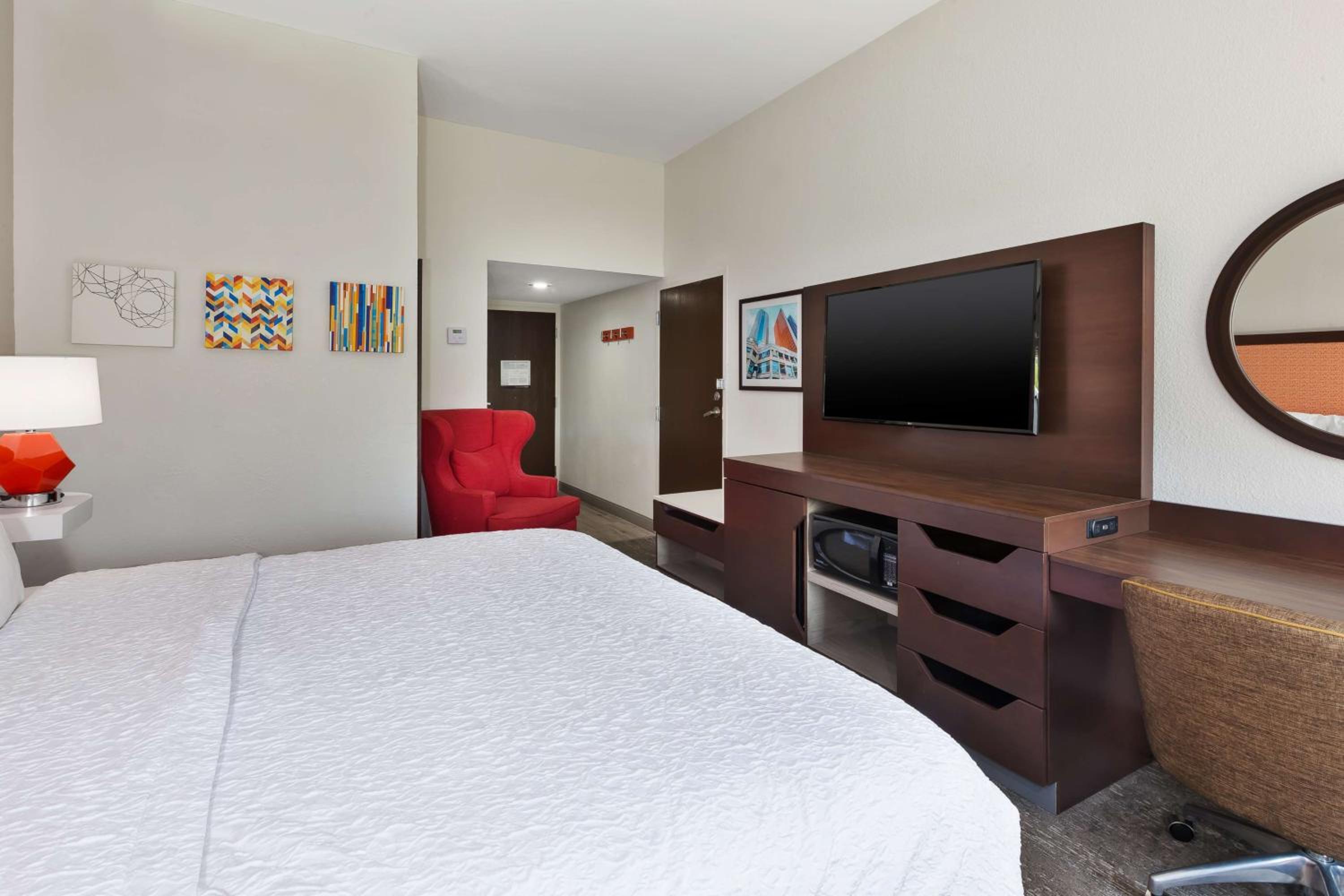 King Room with Accessible Tub - Mobility and Hearing Access/Non-Smoking - Photo 2